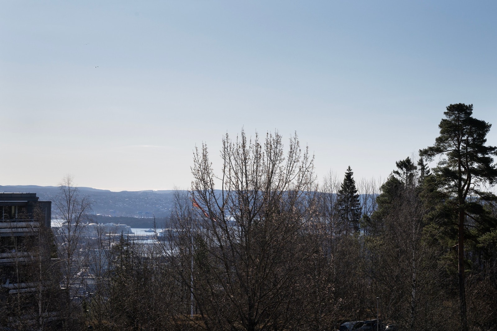 Utsøkt utsikt mot Oslofjorden, sentrum, Holmenkollen og Mærradalen - fra en skjermet og østvendt terrasse. Galleribilde