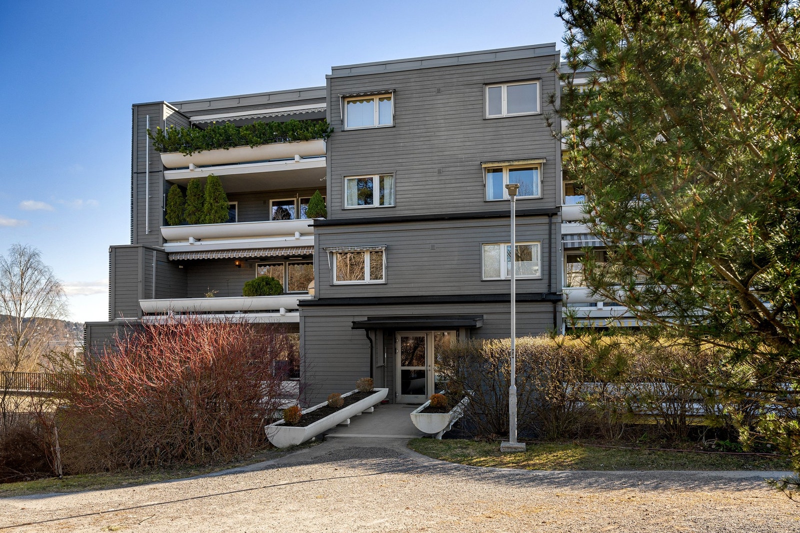 Velholdt bygning i rolig og grønne omgivelser. Sameiet er veldrevet og har god vedlikeholdshistorikk. Galleribilde