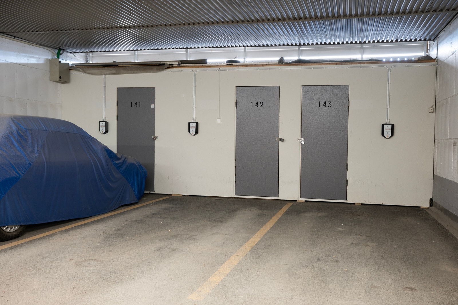 Medfølgende garasjeplass med elbillader og praktisk bod i bakkant for ekstra lagringsplass (nr. 142). Galleribilde