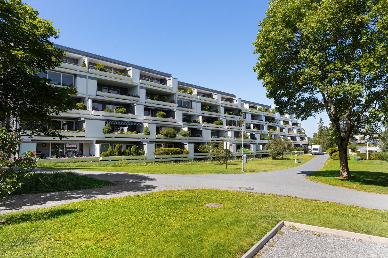 Sameiet har en attraktiv og populær beliggenhet på Ullerntoppen. Kort vei til Røa sentrum med ulike tilbud som vinmonopol, apotek, restauranter og kafeer m.m. Galleribilde