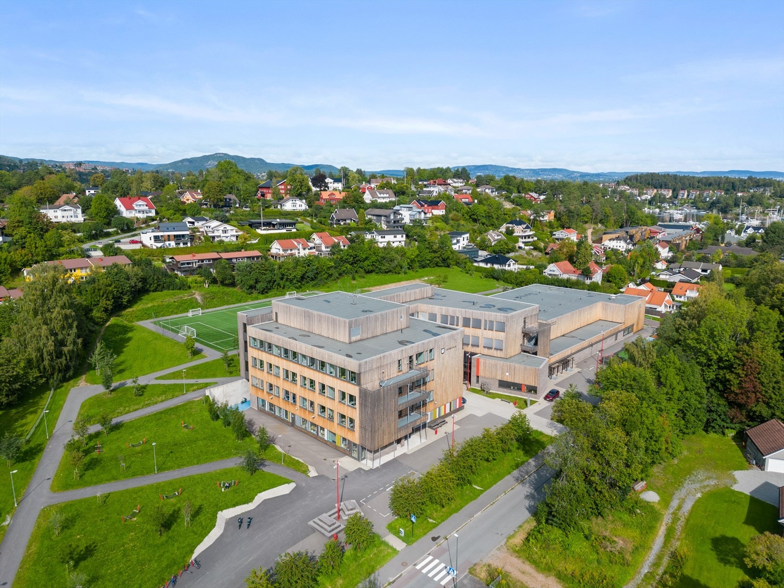 Landøya ungdomsskole ligger i kort avstand fra tomten. Galleribilde