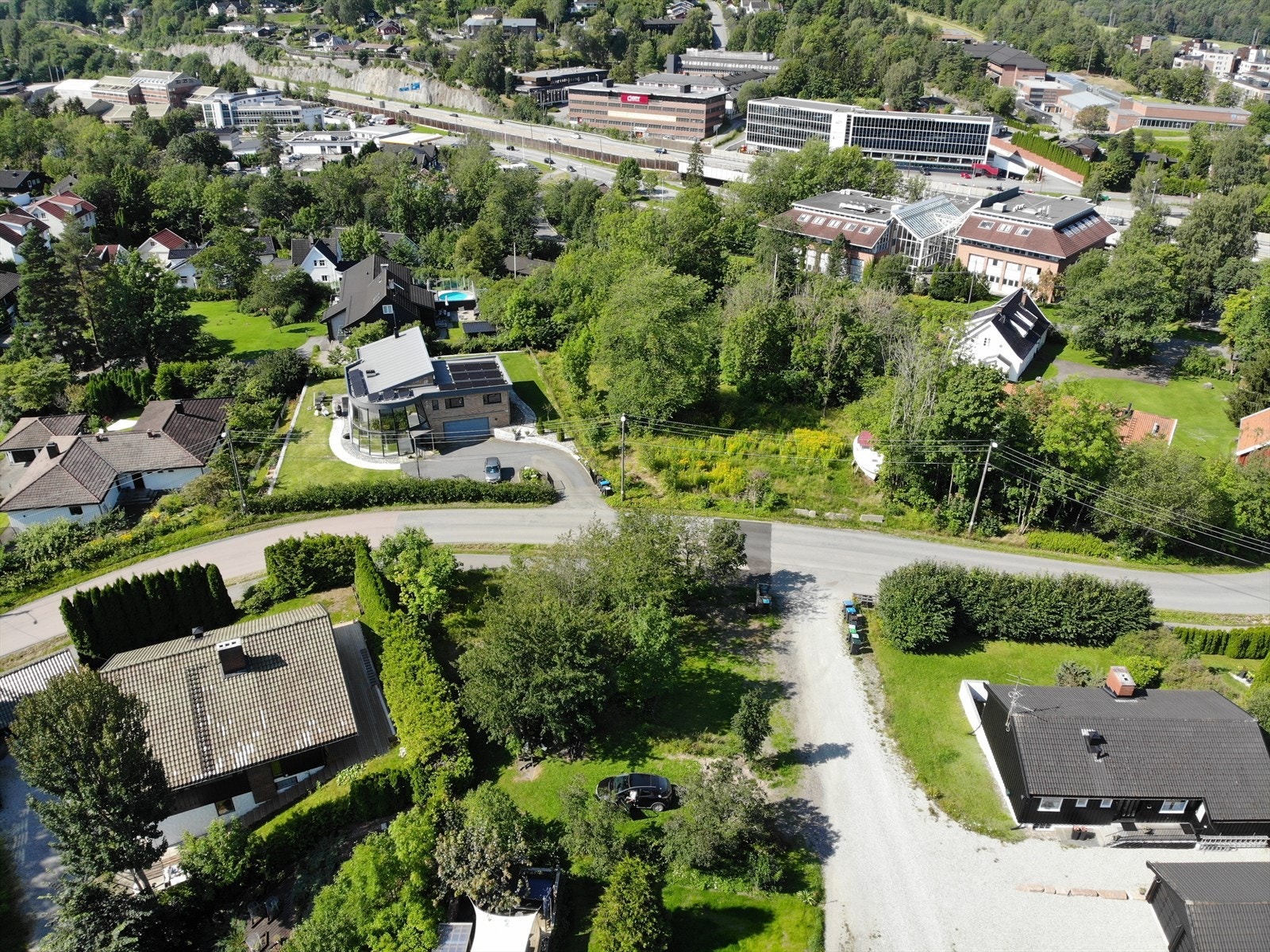 Nærhet til E18 Nesbru med videregående skole øverst til høyre. Galleribilde