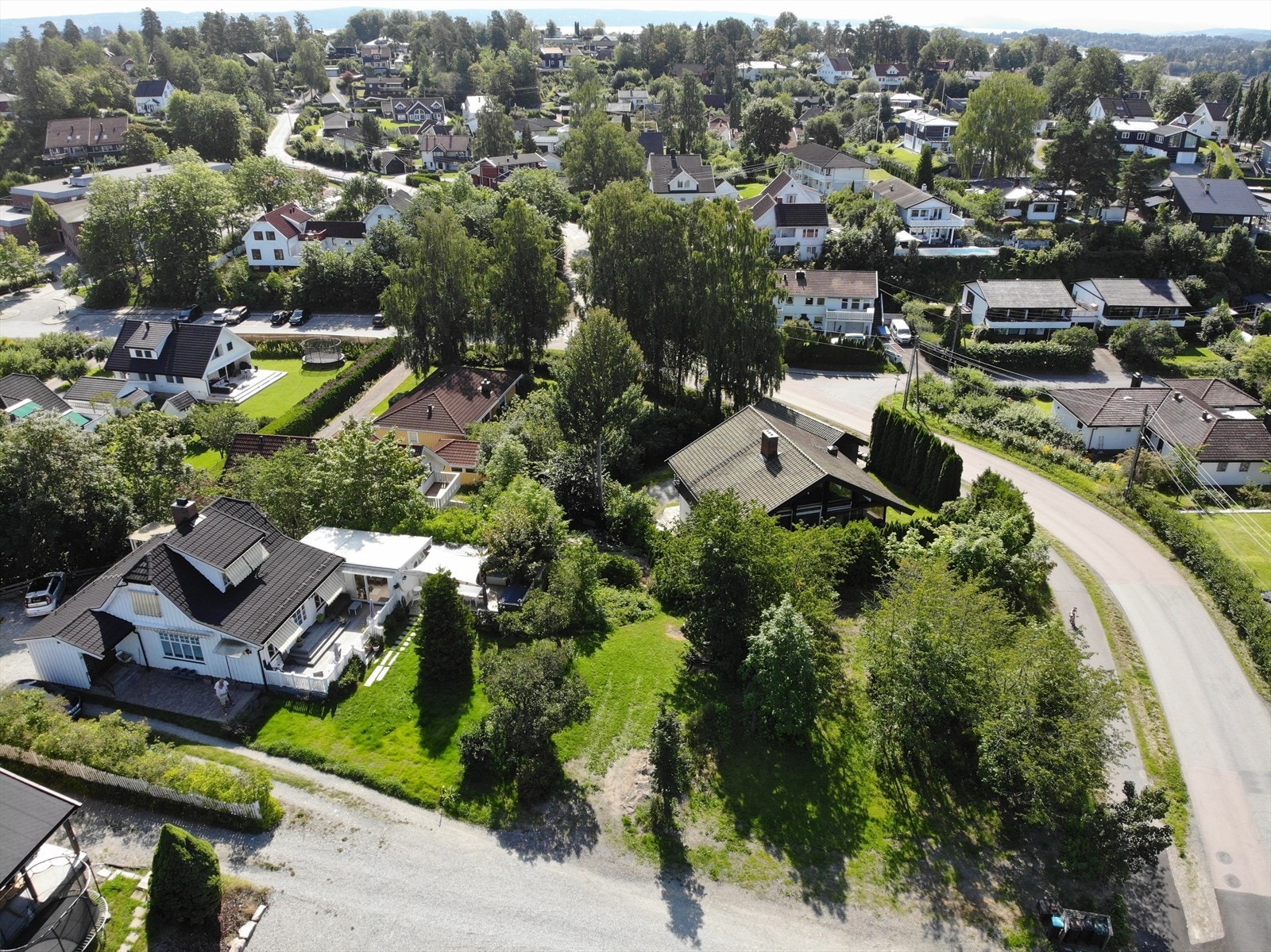 Tomt sett mot øst med Mellom-Nes skole bak til venstre. Galleribilde