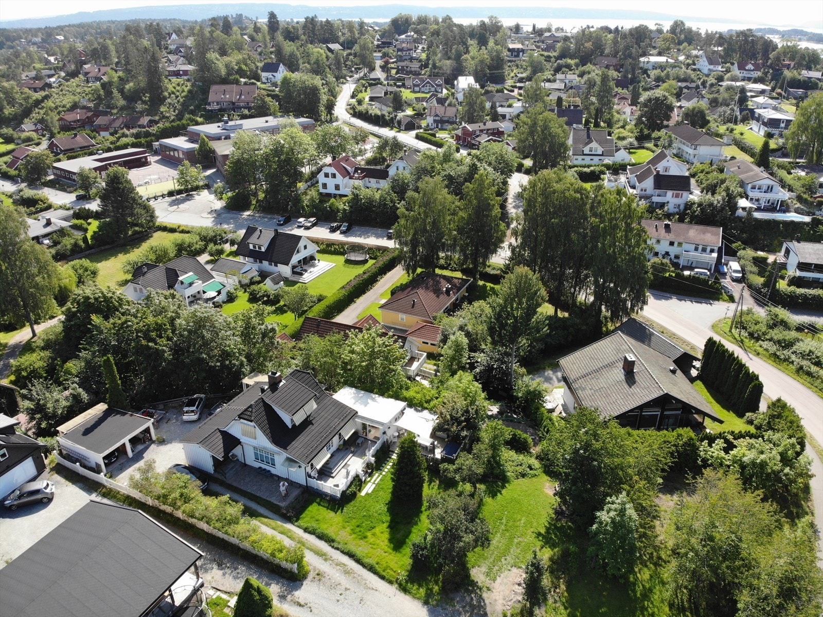 Tomt sett mot øst med Mellom-Nes skole i bakgrunnen. Galleribilde