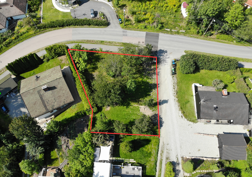 Velkommen til Nesveien 10B - Presentert av Petter Mamen-Lund hos Aktiv Asker. (Tomtens markering er veiledende. Avvik fra faktisk grenselinje kan forekomme.) Galleribilde