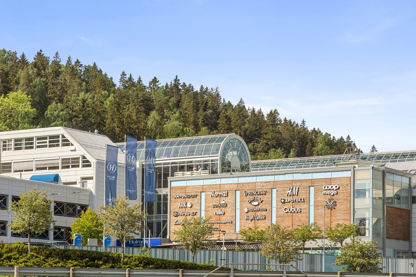 Holmen senter byr på det aller meste man trenger i hverdagen med et godt utvalg butikker. Galleribilde