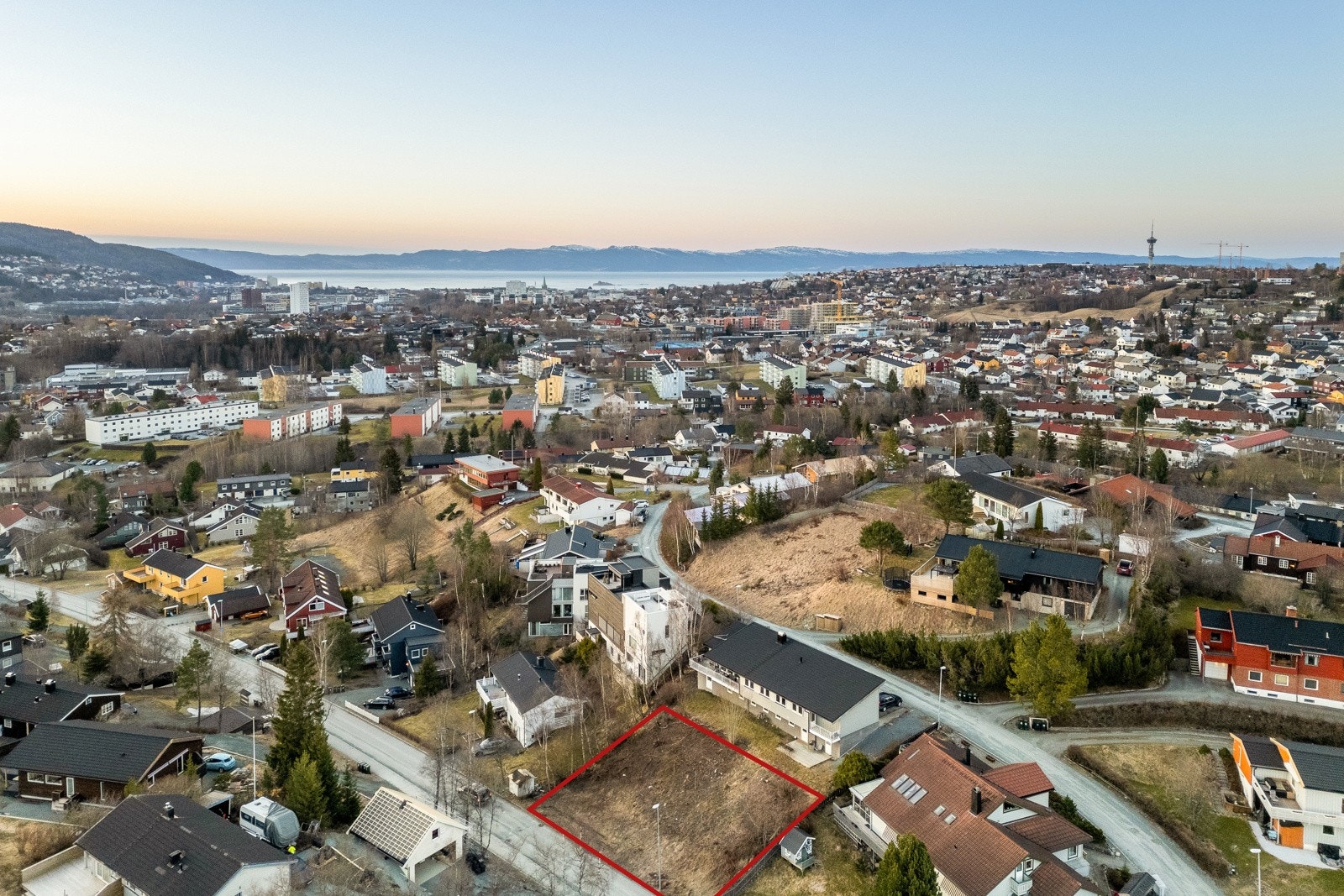 Fra eiendommen er det kort vei til flere dagligvarebutikker og ulike servicetilbud med blant annet NardoCenteret innen ti minutters gange. Galleribilde