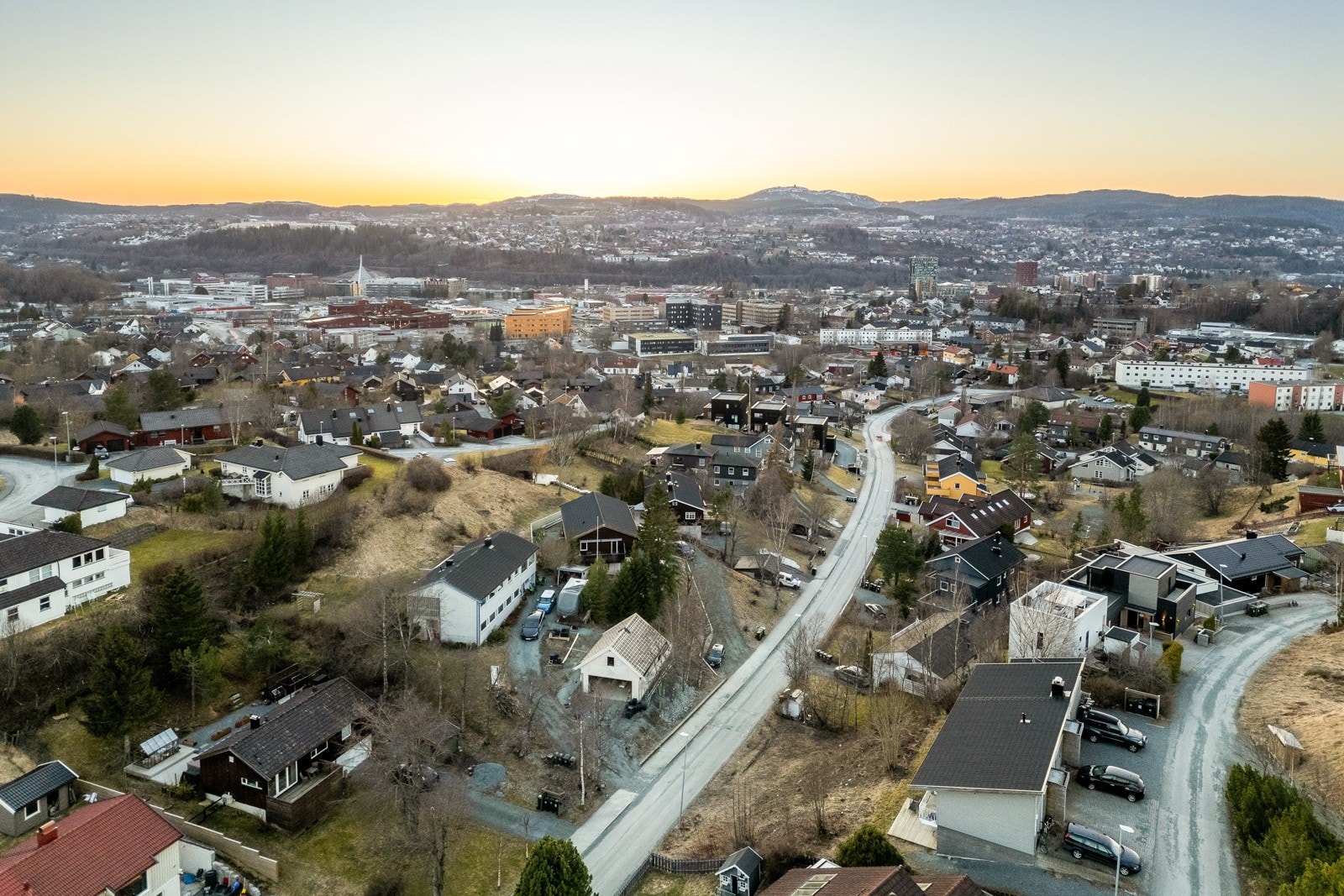 Eiendommen sogner til Nidarvoll barneskole og Sunnland ungdomsskole, og skoleveien tar omtrent 15 minutter til fots. Galleribilde