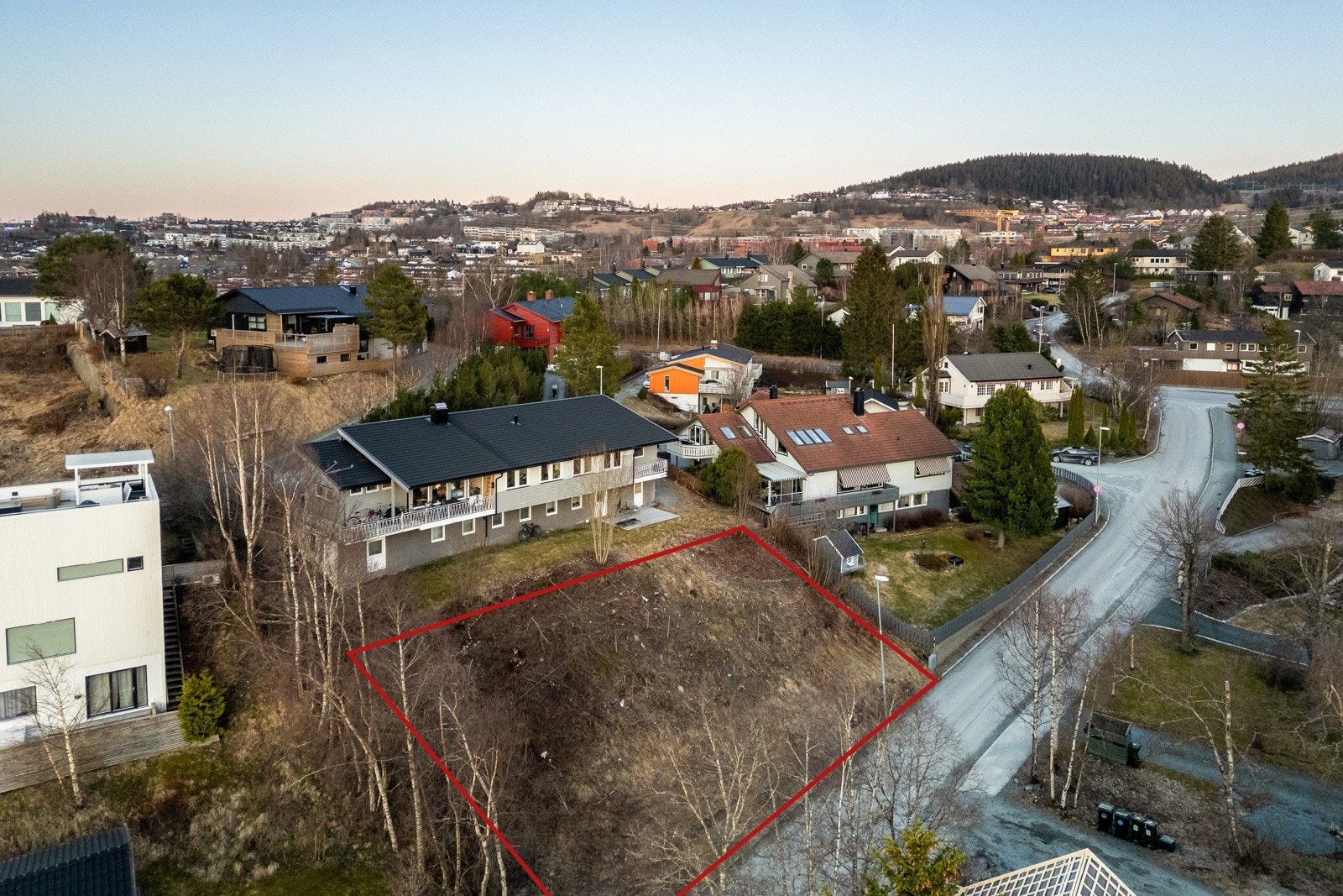 Nærområdet består av en blanding av eldre og nyere eneboliger og flermannsboliger. Galleribilde