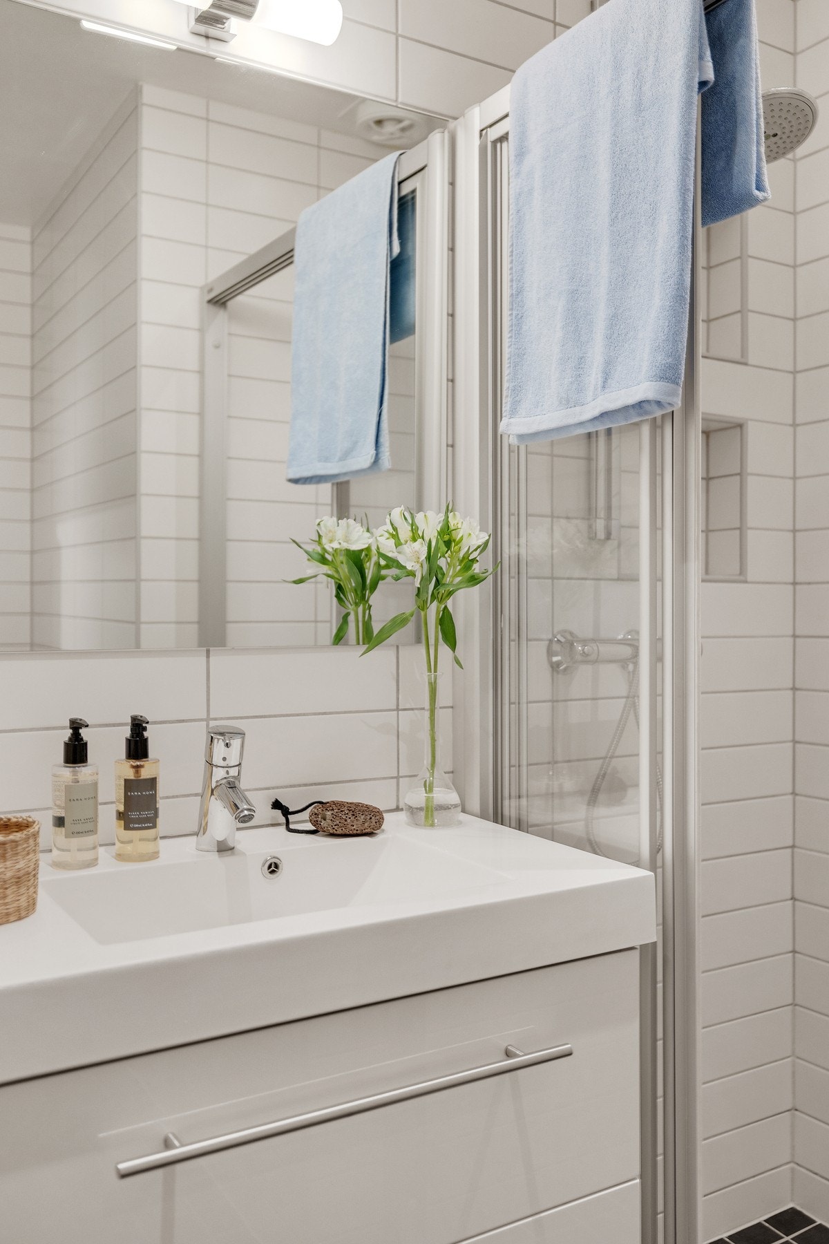 Tidsriktig innredning med vegghengt servant på servantskap. Galleribilde