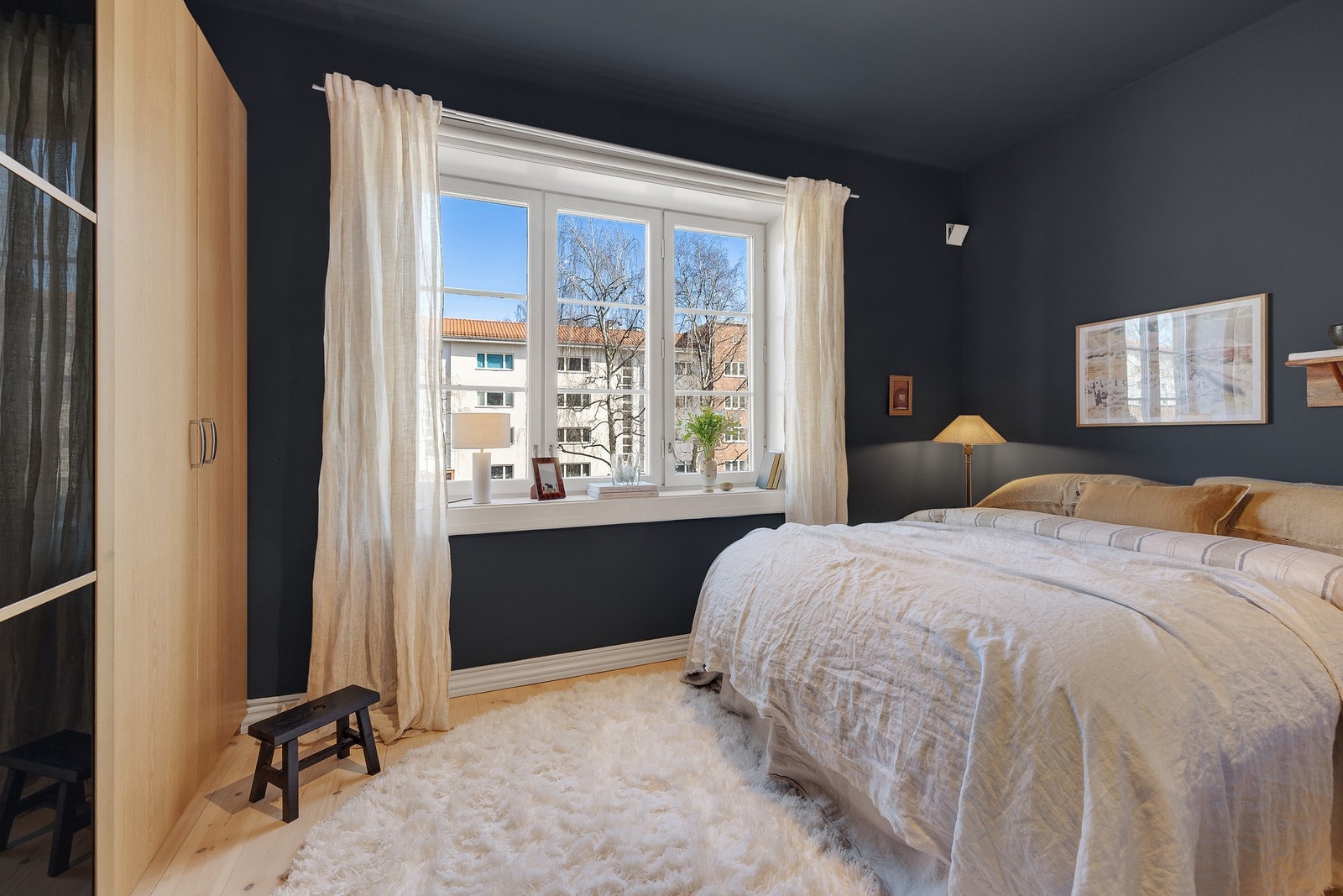 Det er god plass til dobbeltseng, nattbord og annet ønsket møblement. Galleribilde