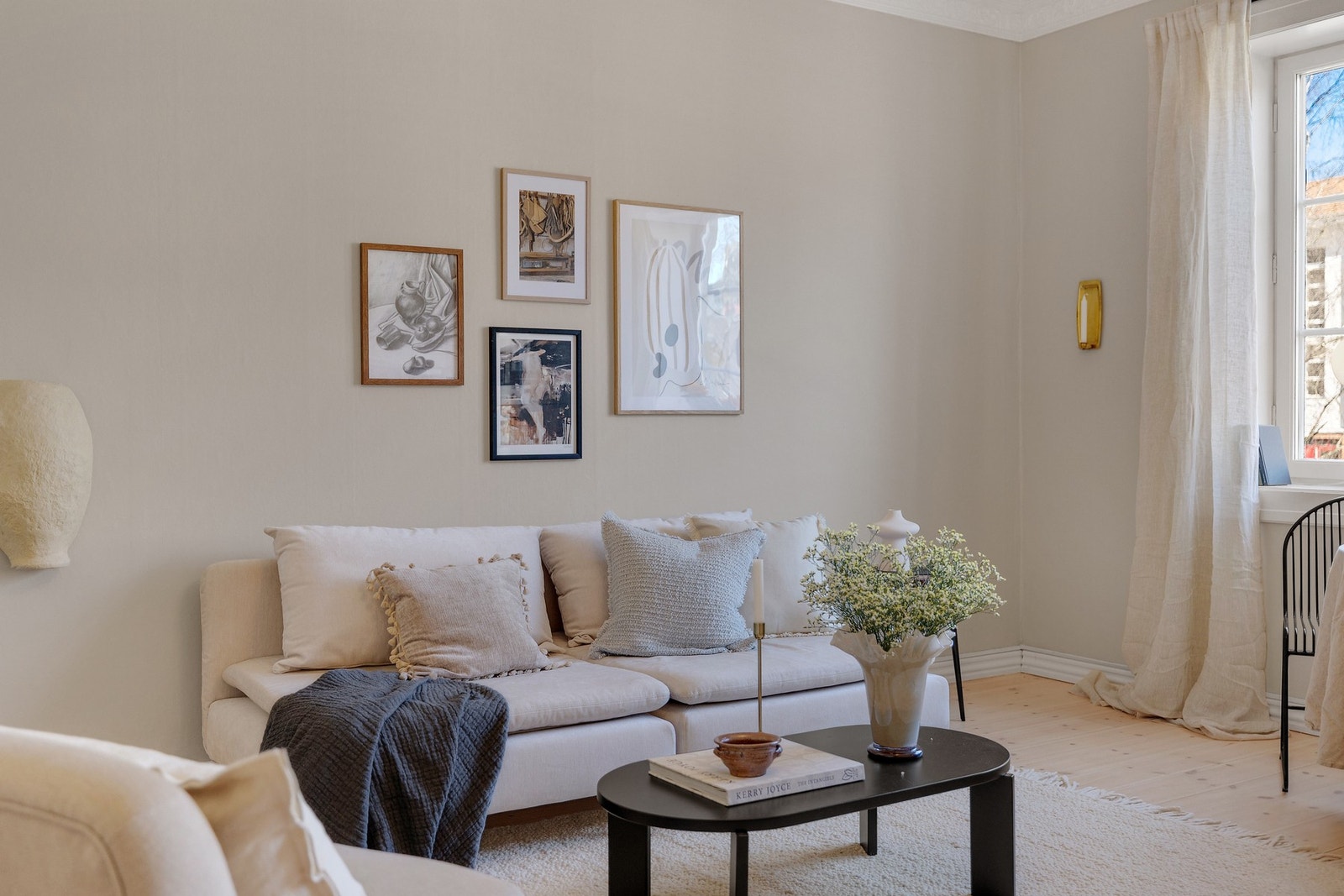 Det er plass til sofa med tilhørende møblement. Galleribilde