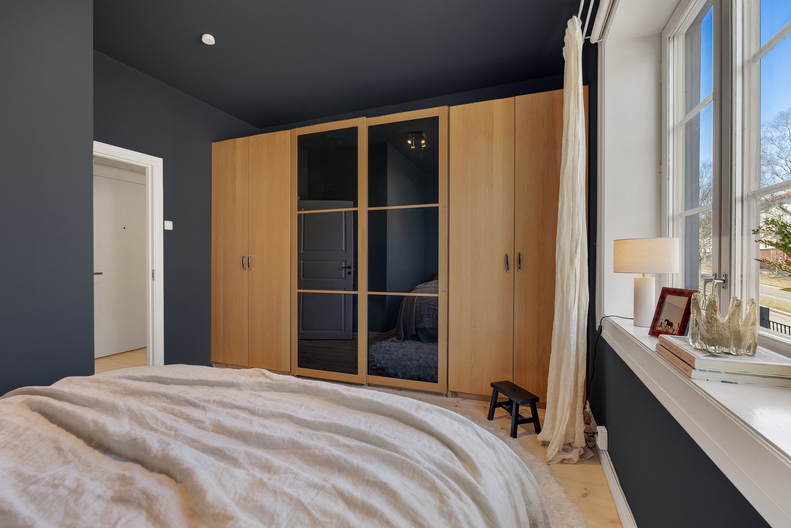 Det medfølger stort garderobeskap som sørger for godt med oppbevaring. Galleribilde