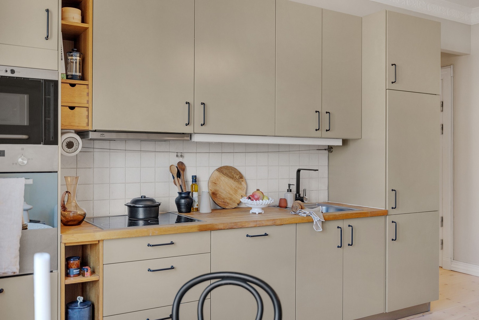 Innredning med glatte fronter og benkeplate i heltre. Galleribilde