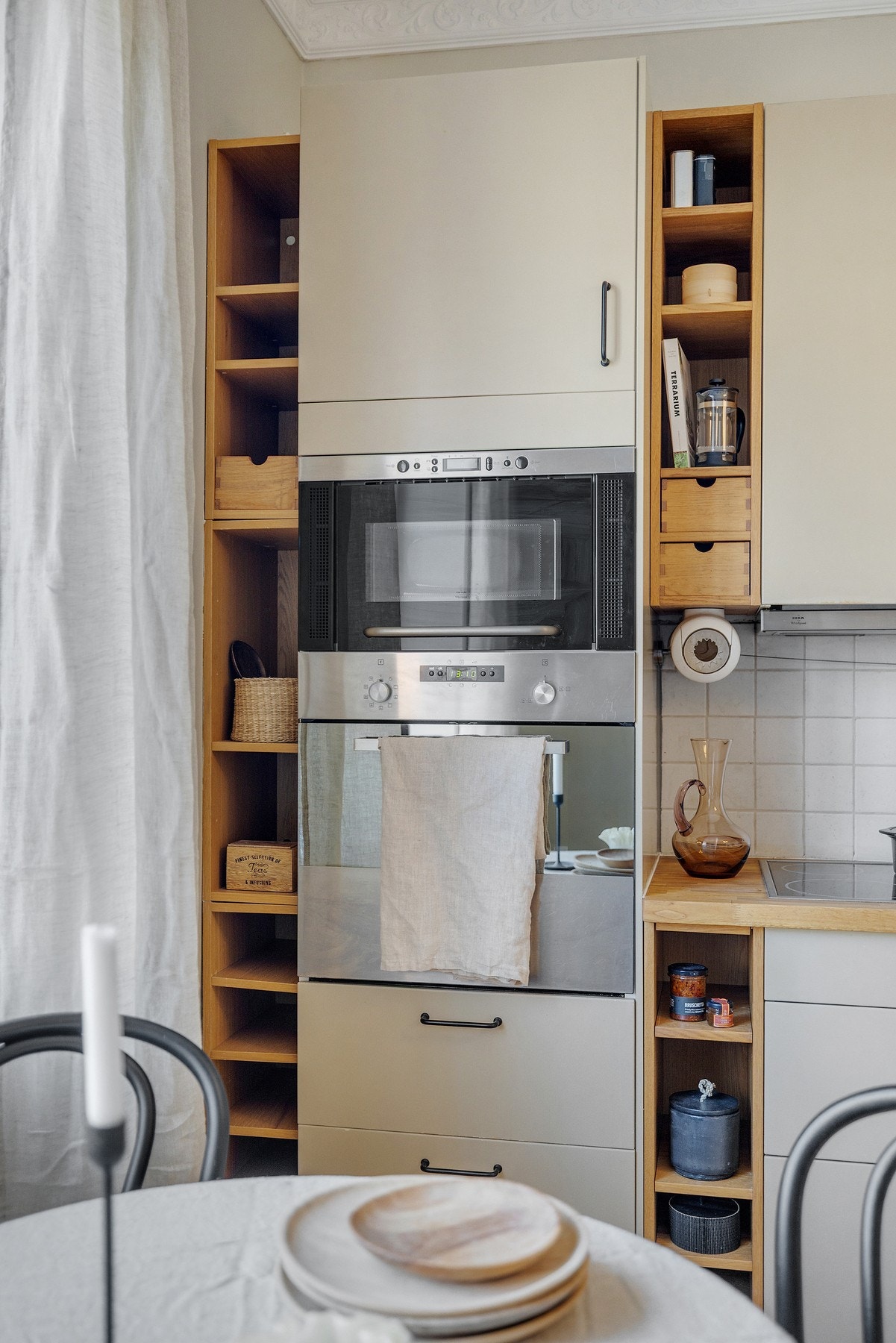 Kjøkkenet har integrerte hvitevarer med platetopp, komfyr, oppvaskmaskin, mikrobølgeovn og kjøl/frys. Galleribilde