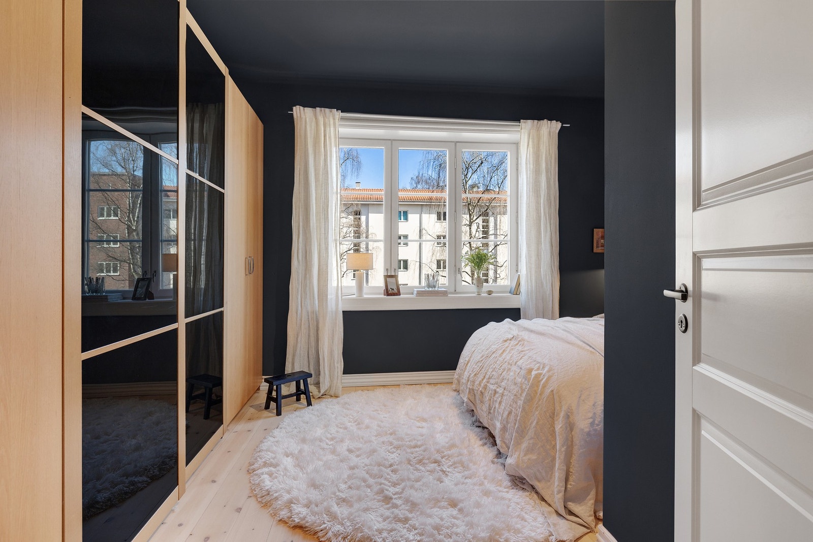 Fra entréen kommer du inn til boligens soverom. Galleribilde