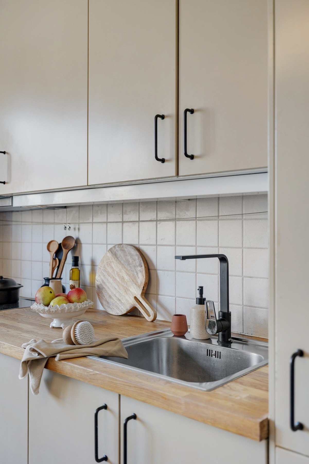 Kjøkkenet har godt med skap- og benkeplass. Galleribilde