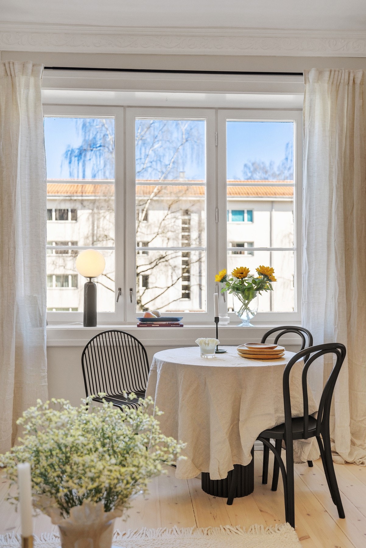 Det er god plass til spisebord i stuen. Galleribilde