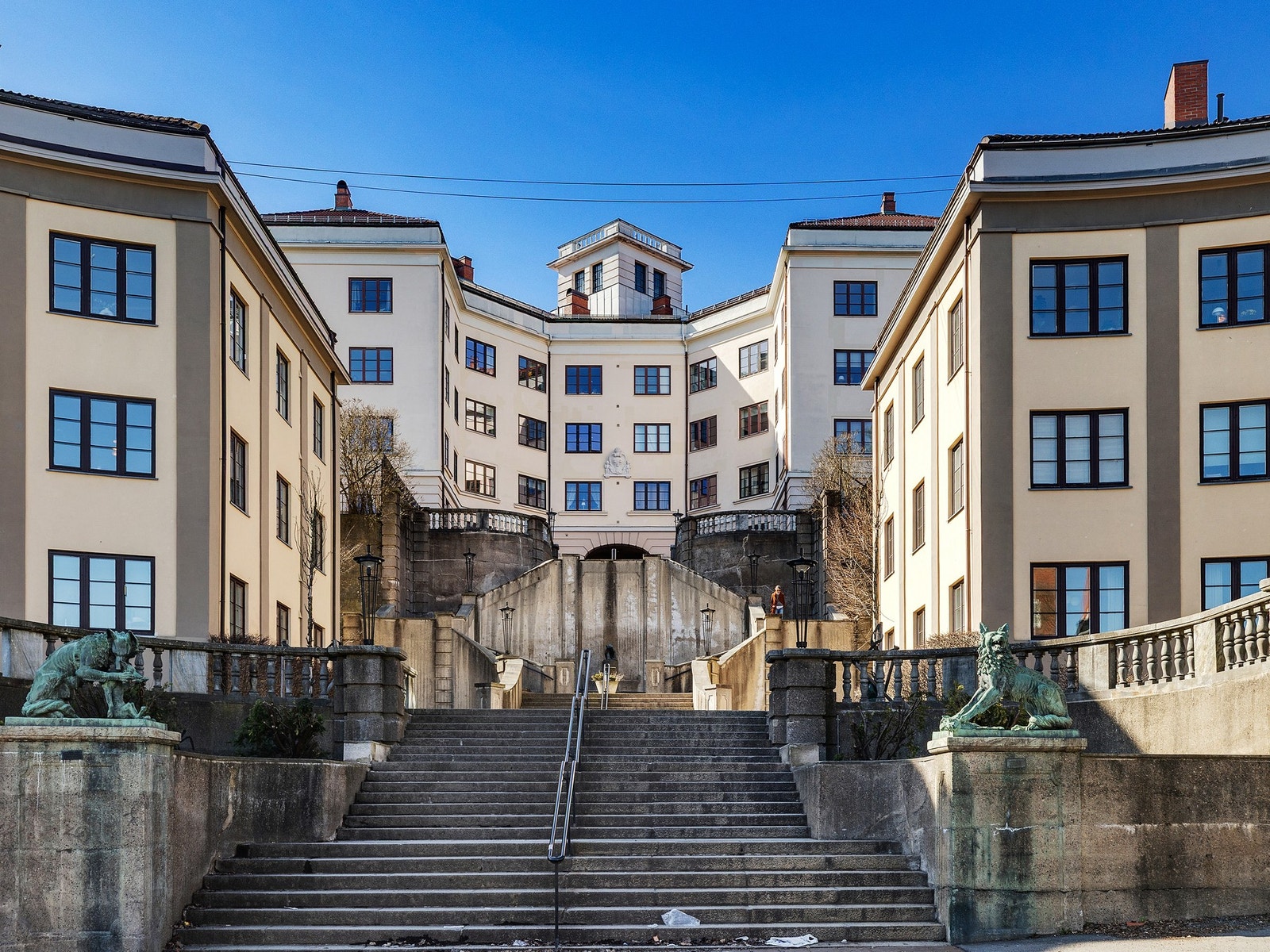 Velkommen til Ilatrappen - et av Oslos mest karakteristiske inngangspartier med majestetisk trappeanlegg og klassisk arkitektur! Galleribilde