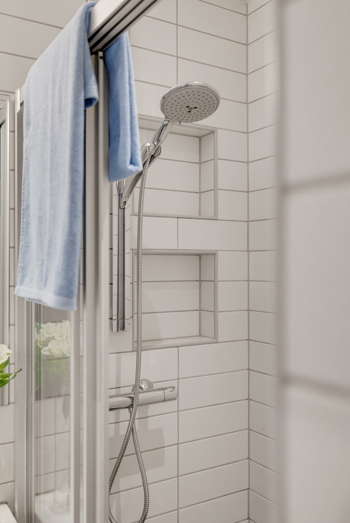 Dusjhjørne med dusjdør på skinner. Galleribilde