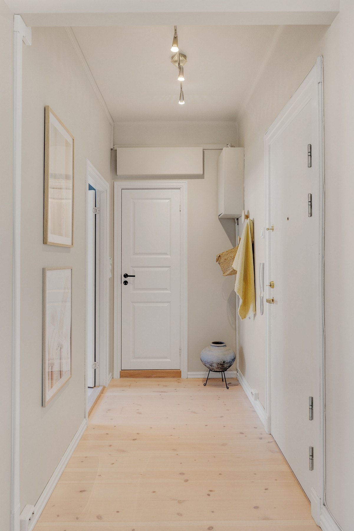 Innbydende og hyggelig entré med god plass for avheng av yttertøy og sko. Galleribilde