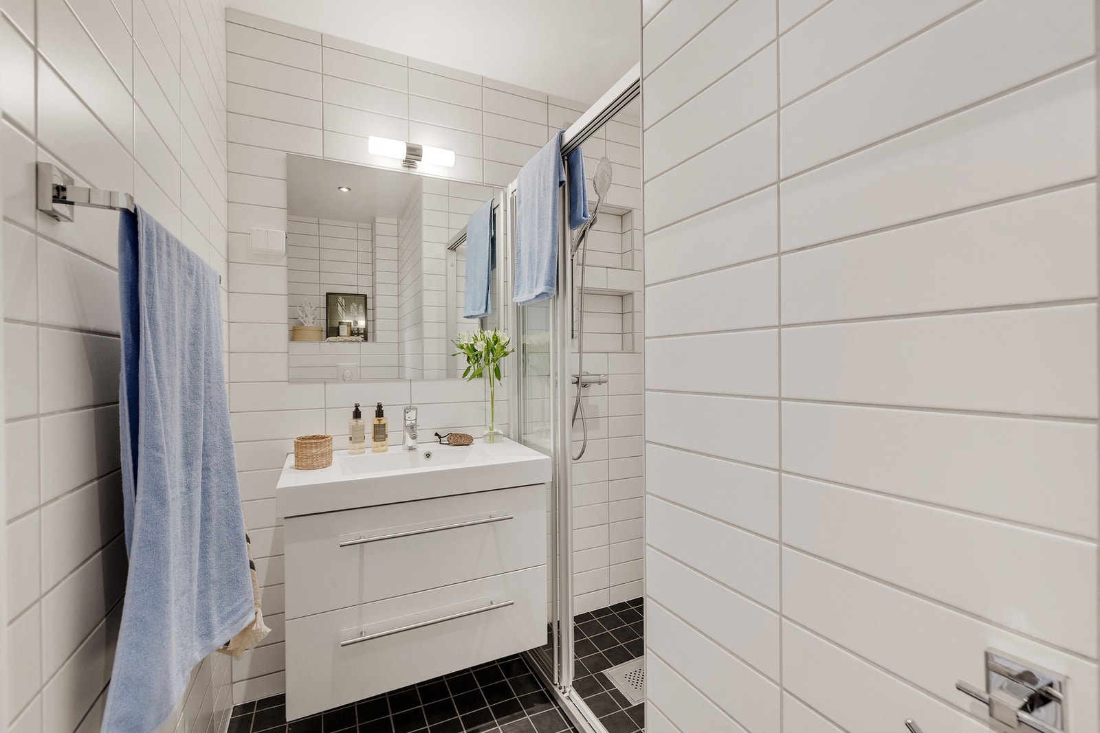 Lyst og pent flislagt bad fra 2013. Galleribilde