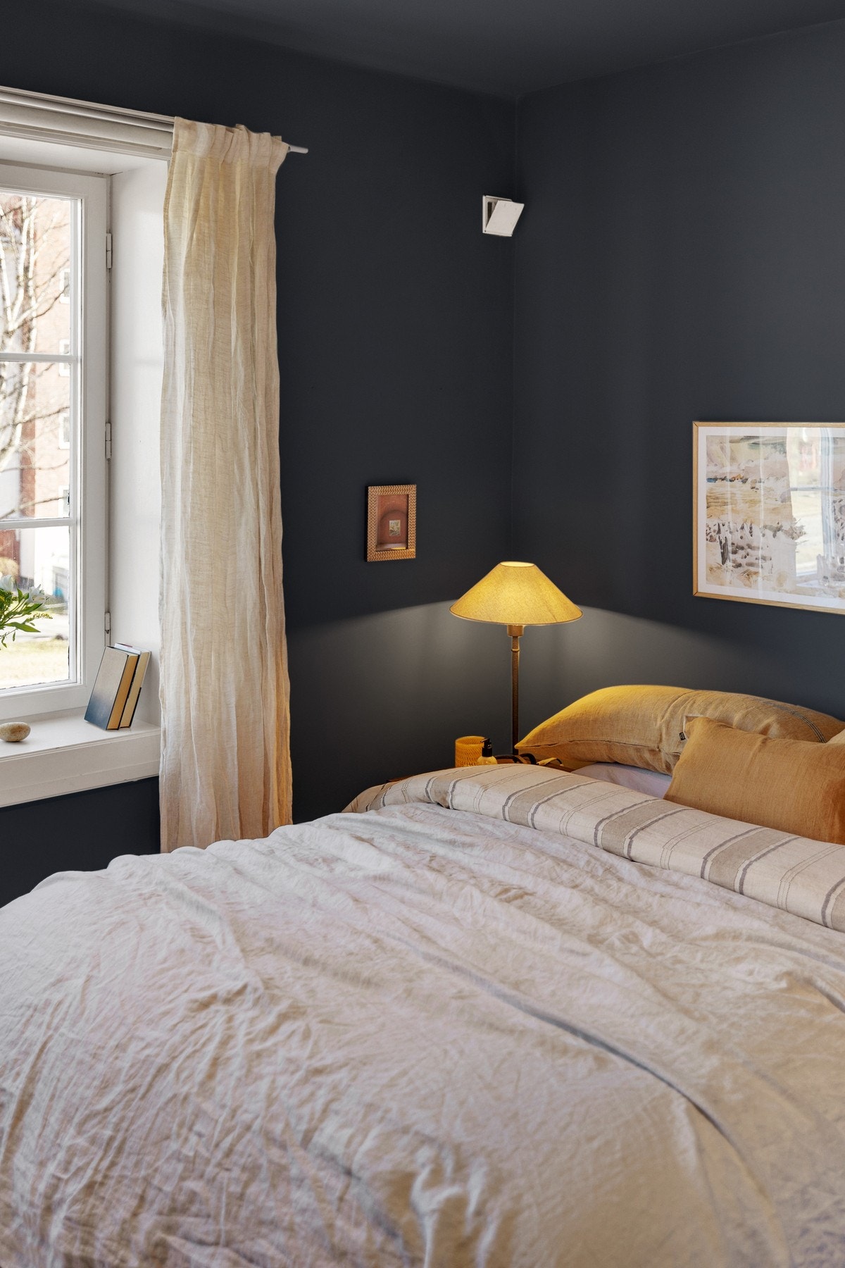 Soverommet er malt i en behagelig mørk blåtone. Galleribilde