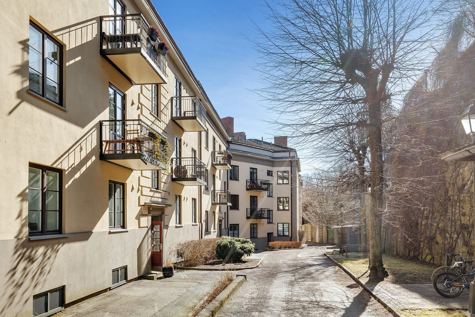 Rolig og skjermet gårdsrom med grønt preg og sittegrupper. Galleribilde