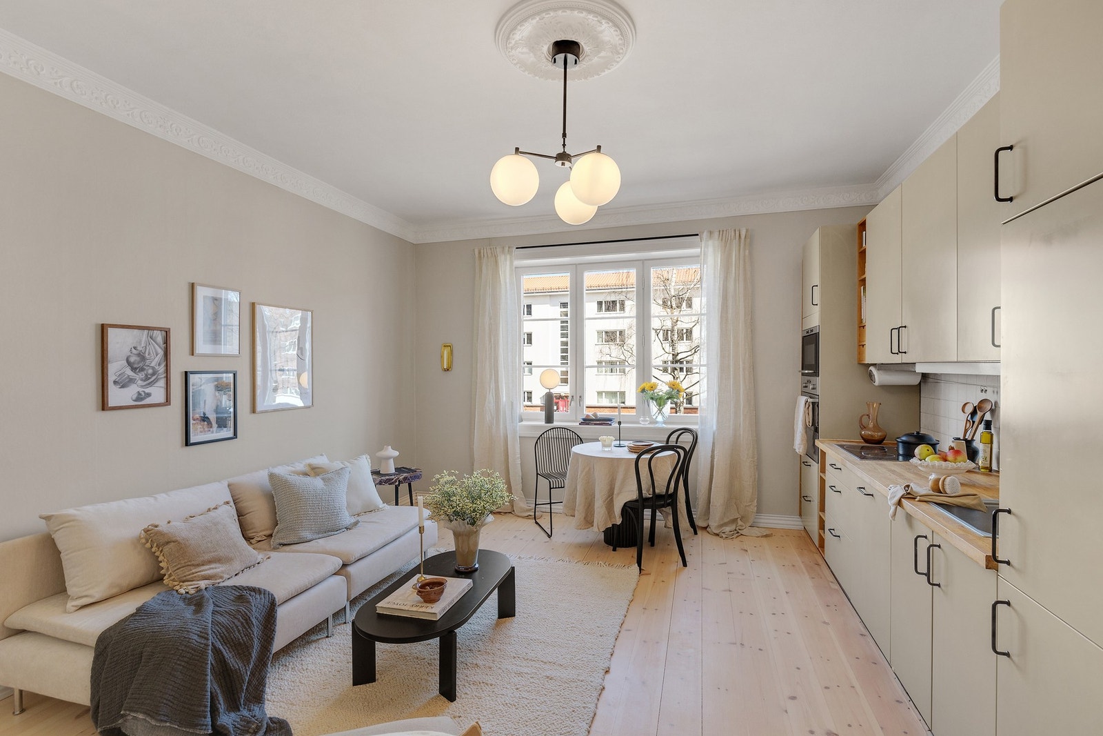 Stuen har også nydelige stukkaturlister og rosett i himling som tilfører rommet et klassisk særpreg og et snev av historisk sjel! Galleribilde