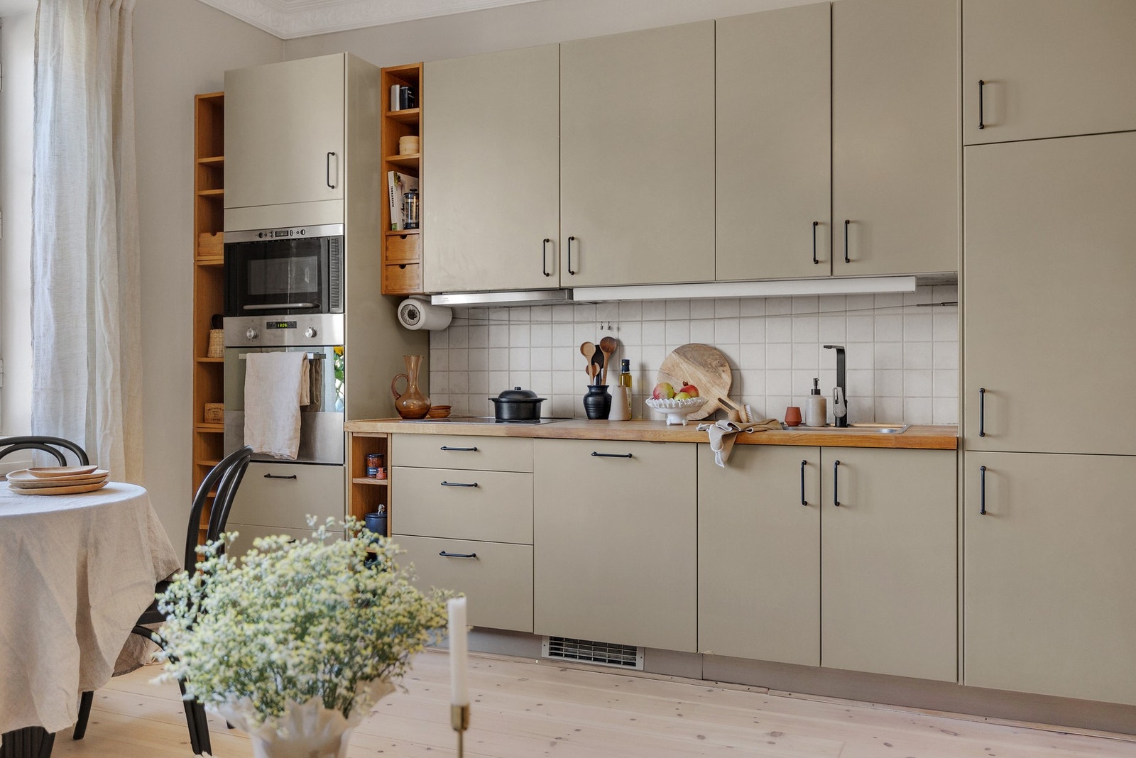 Pent, tidløst kjøkken fra 2009 i åpen løsning med stuen. Galleribilde