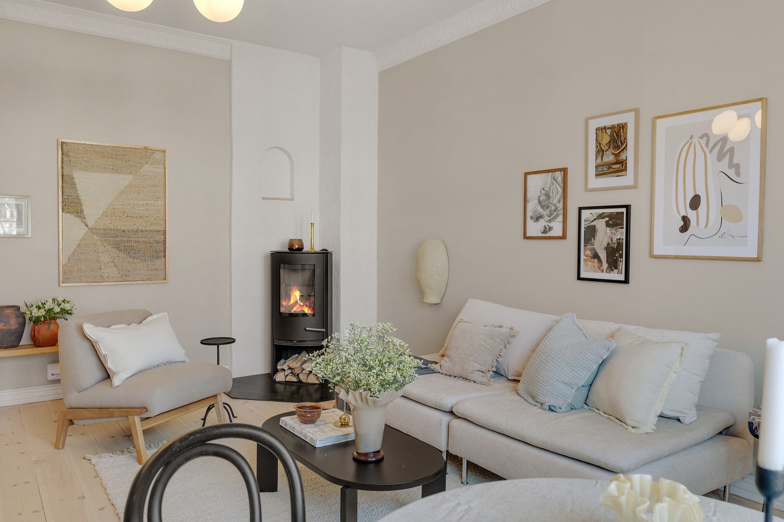 Stuen er luftig og byr på gode møbleringsmuligheter. Galleribilde