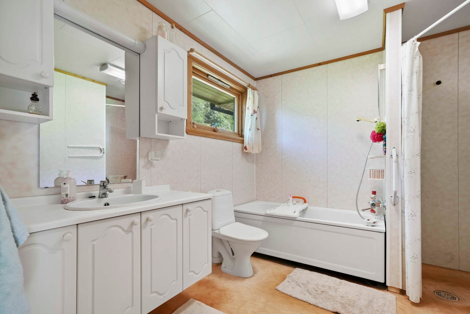 Badet ligger i tilbygget og er fra 1980-tallet Galleribilde