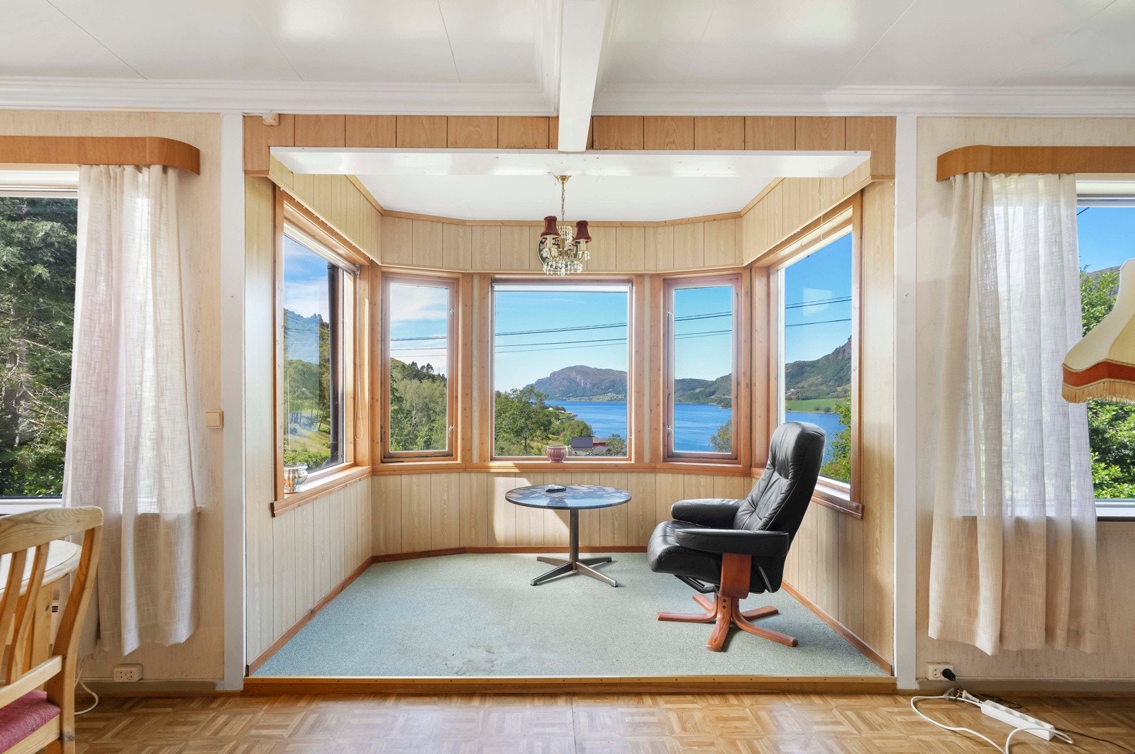 Stua ligger i fasade som vender mot vest med utsikt utover fjorden Galleribilde