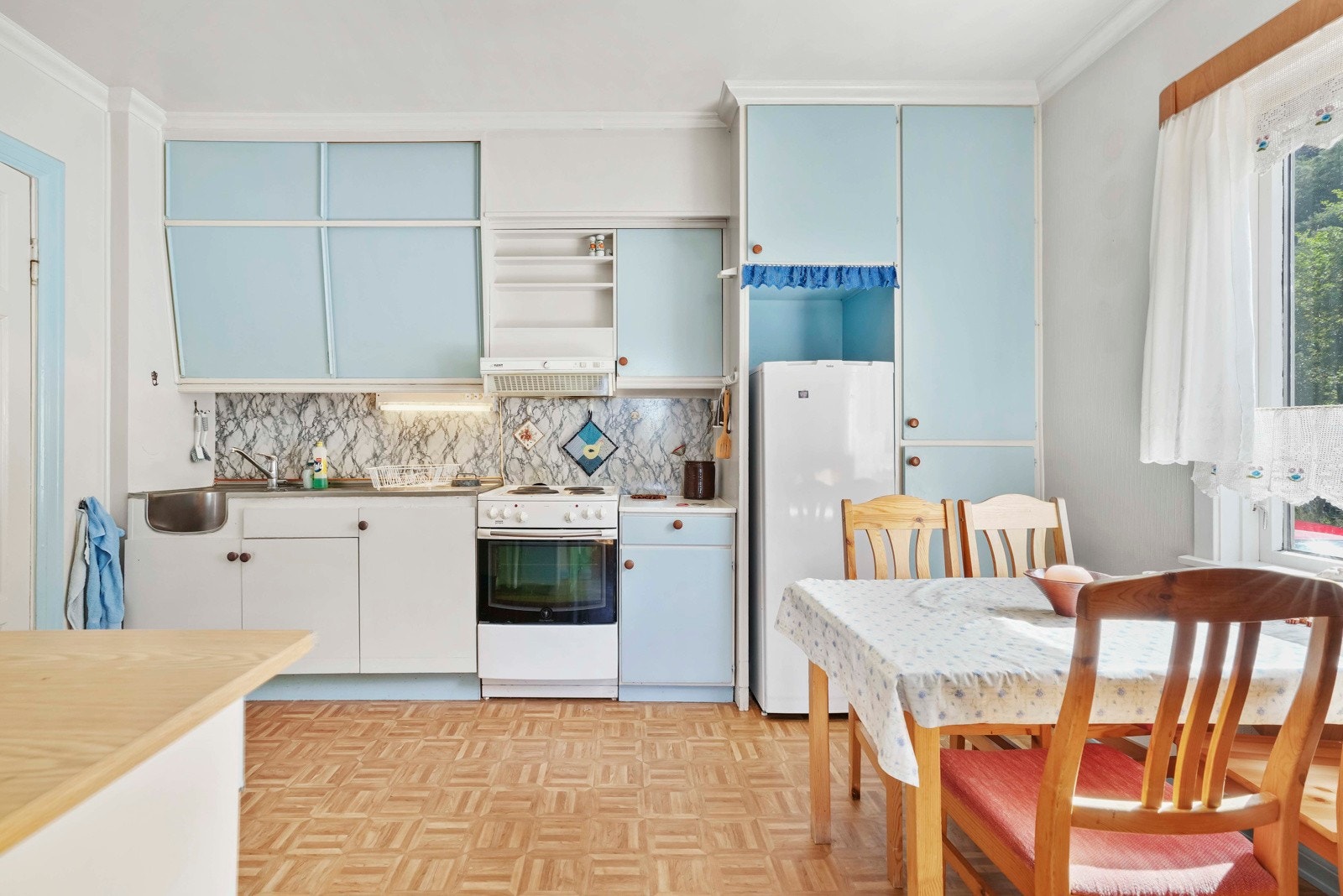 Kjøkkenet ligger i tilknytning til stua på hovedplan Galleribilde