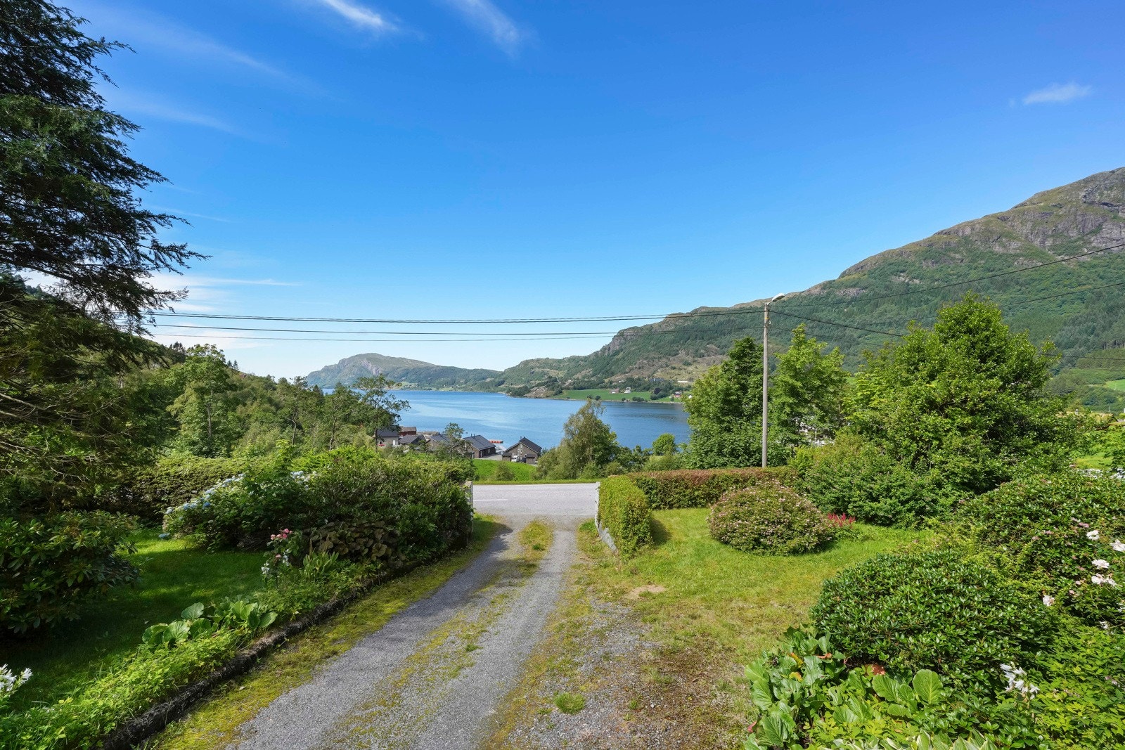 Enkel adkomst inn på eiendommen fra offentlig veg Galleribilde