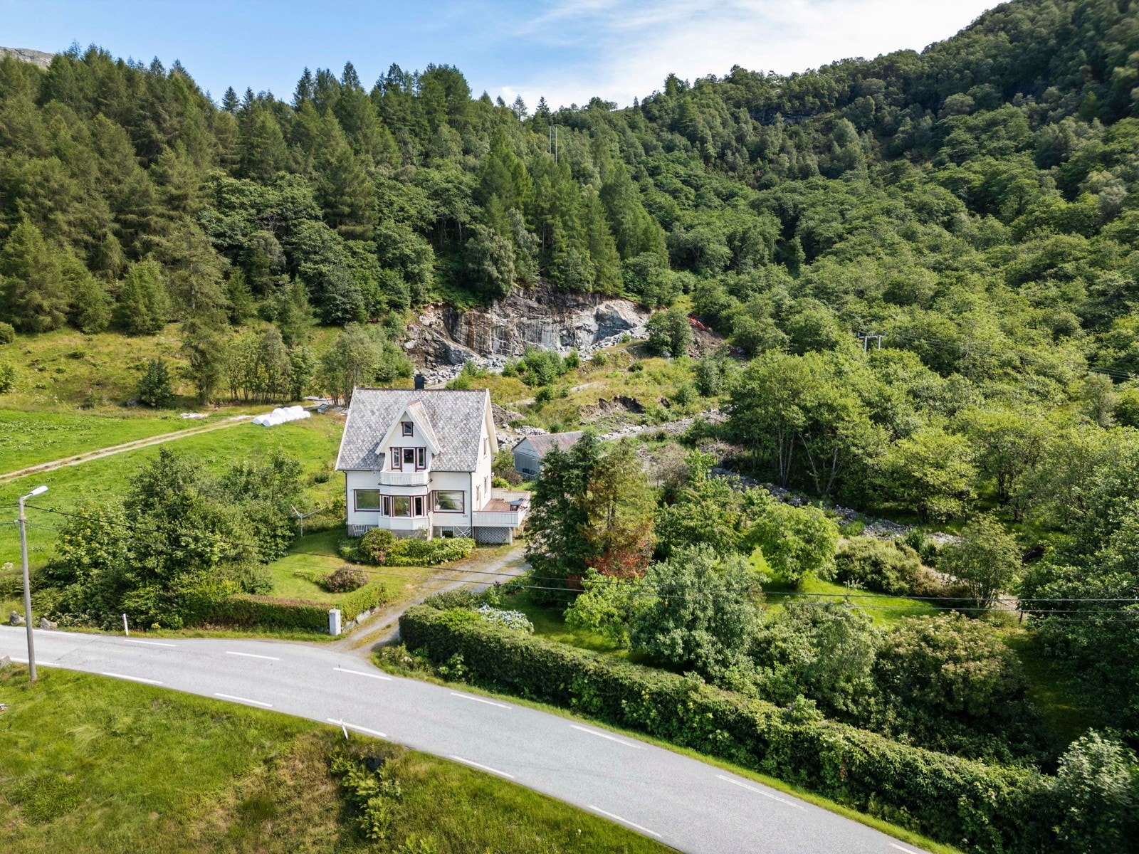 Eiendommen ligger fint til i landlige omgivelser like utenfor bygdesenteret i Stongfjorden Galleribilde