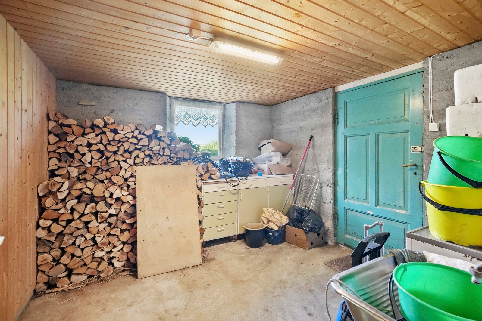 Kjelleretasjen er innreda med div. boder, et toalett og eldre bad Galleribilde