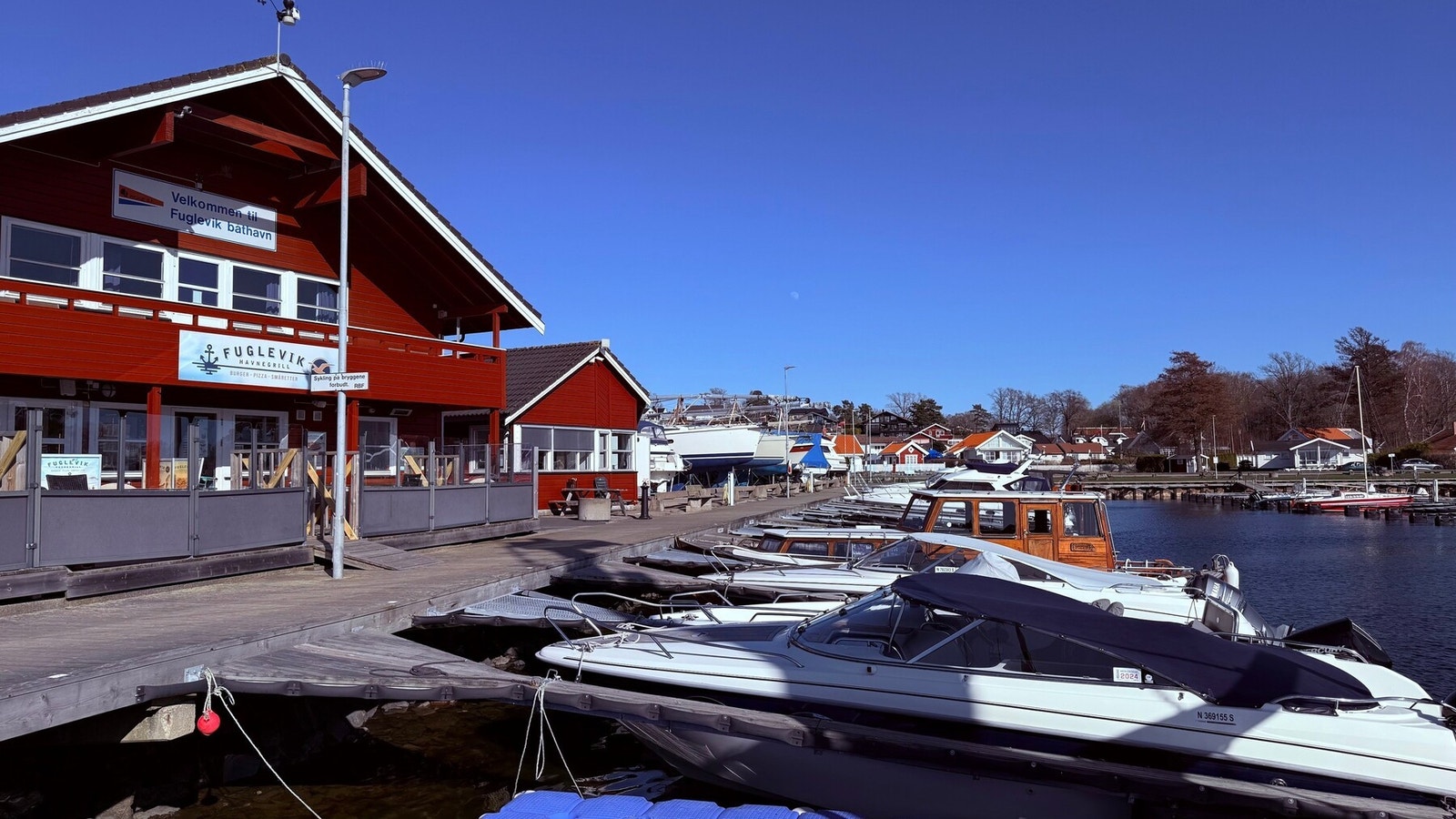 Fuglevik Havnegrill har åpent i sommerhalvåret. De serverer varm mat og kald drikke og har en liten kiosk (Selgers private bilde) Galleribilde
