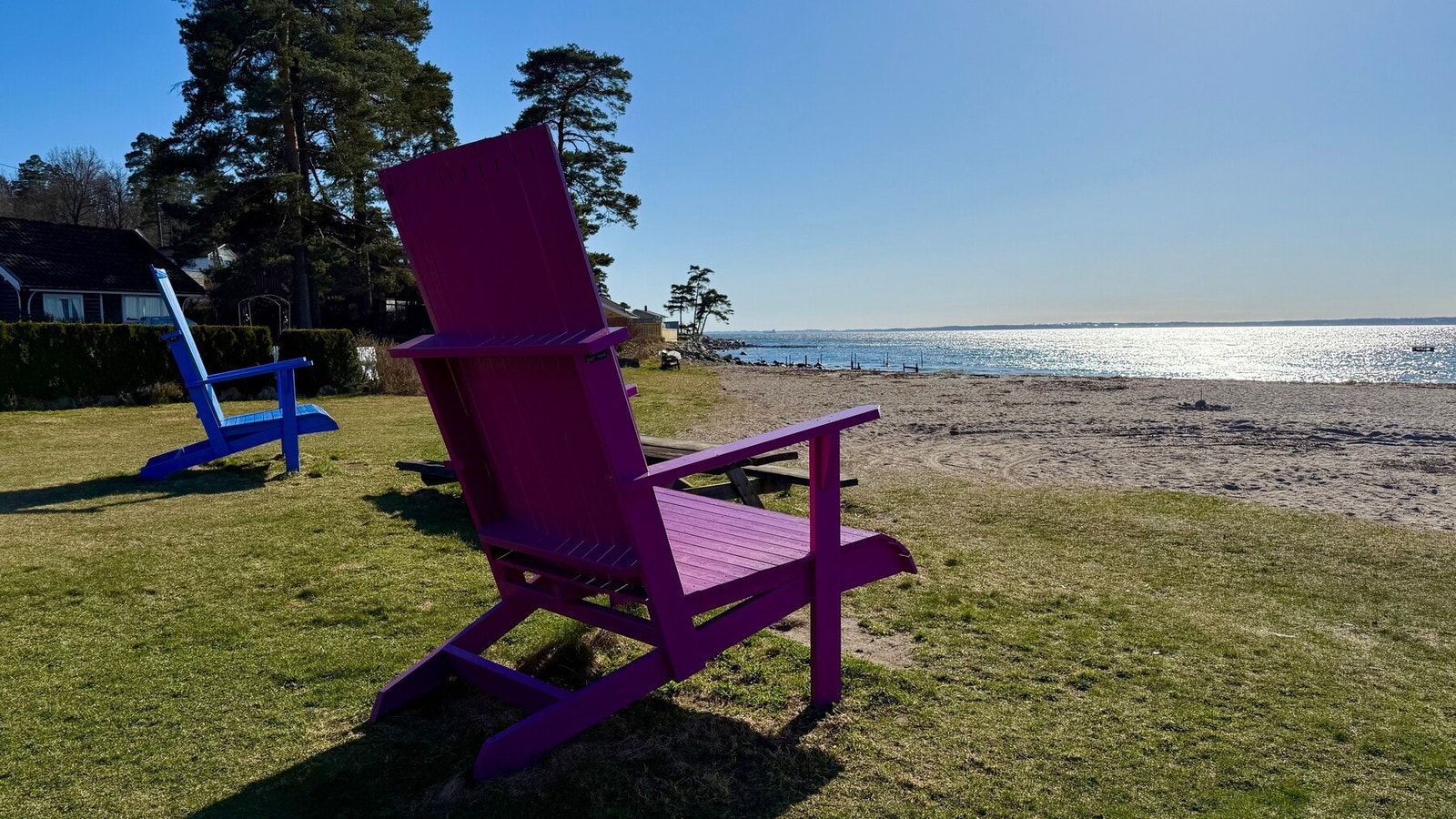 Ilastranda ligger ca. 400 meter fra boligen, i luftlinje, og er en populær strand for barnefamilier (Selgers private bilde) Galleribilde
