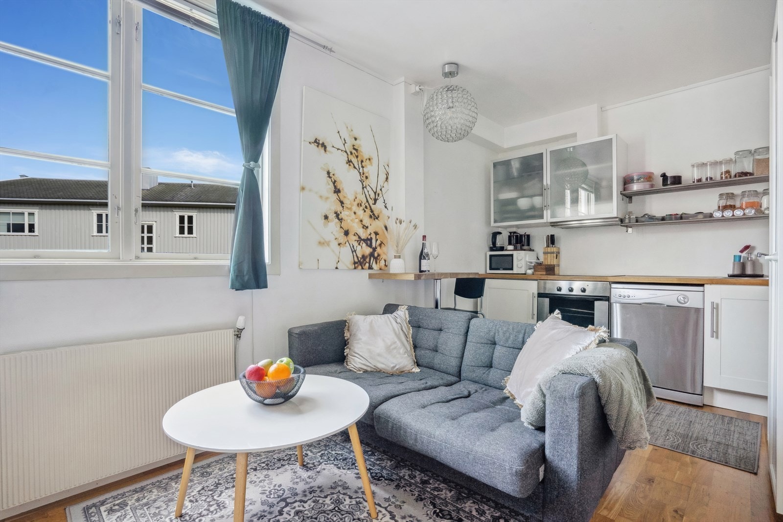 Leiligheten varmes opp med radiatorer koblet på sentralvarme. Galleribilde