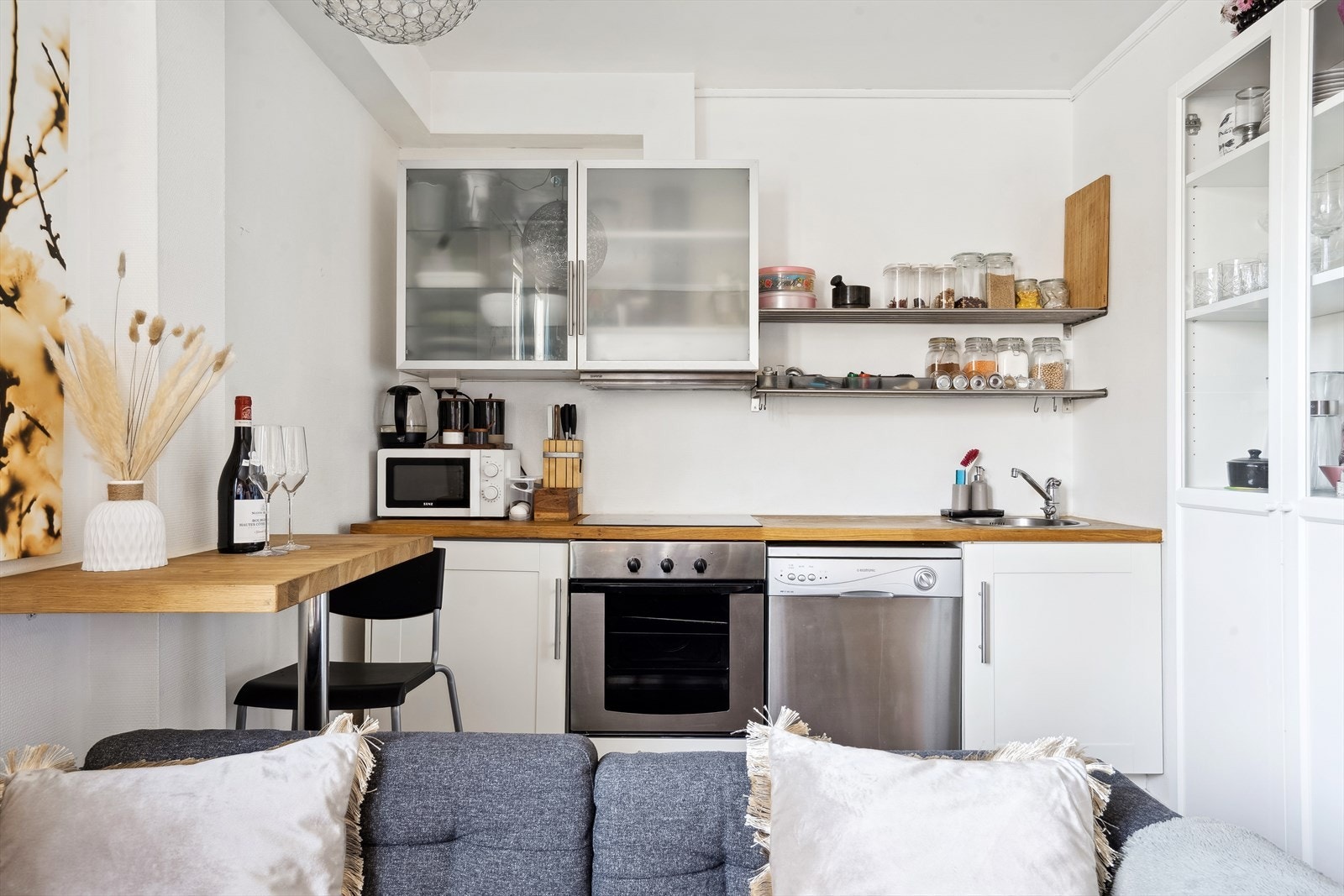 Kjøkkenet er fra IKEA og har en lekker benkeplate av tre. Til tross for en mindre leilighet, er dette tilnærmet et full-size kjøkken. Galleribilde