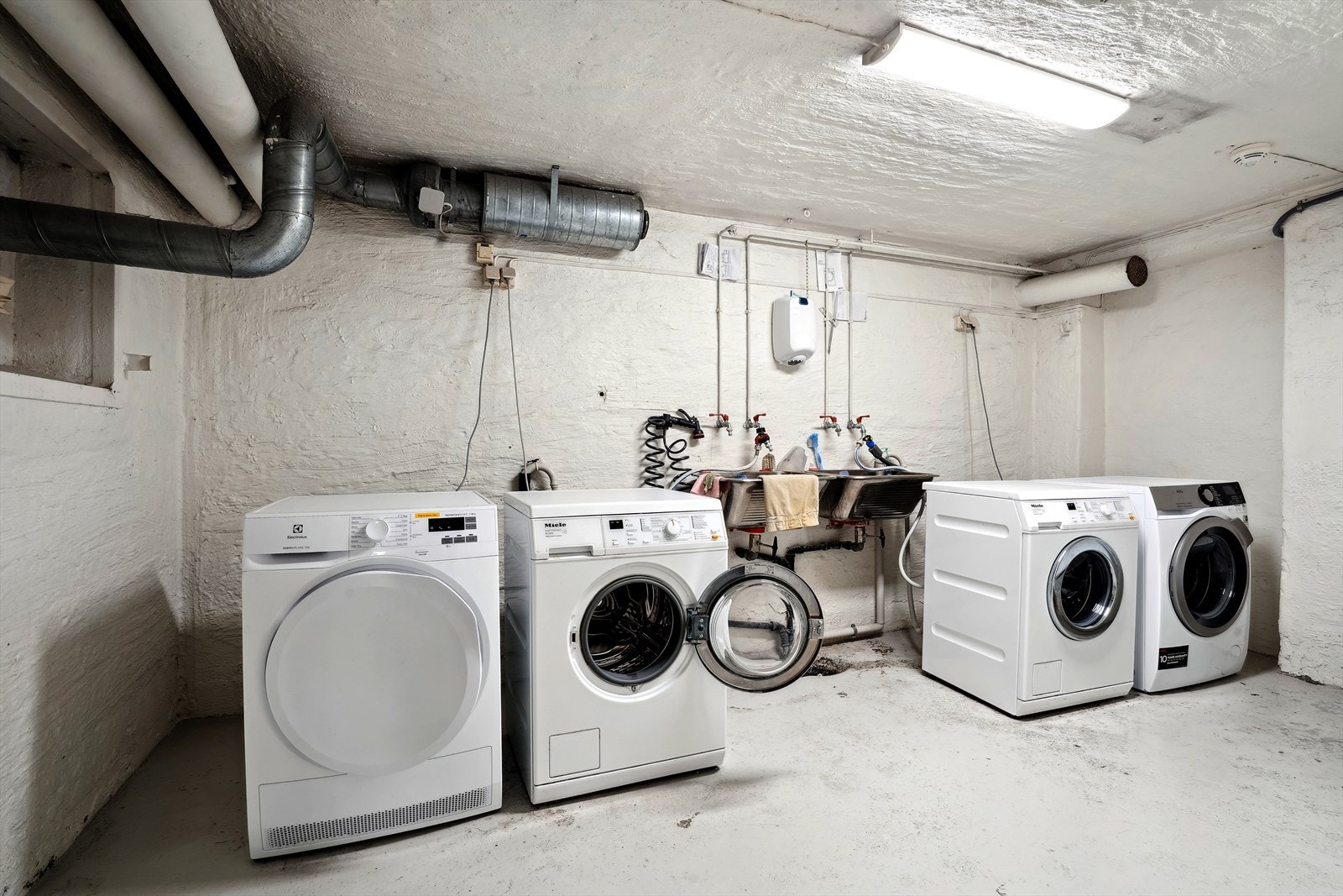 Praktisk felles vaskerom i kjelleren. Galleribilde