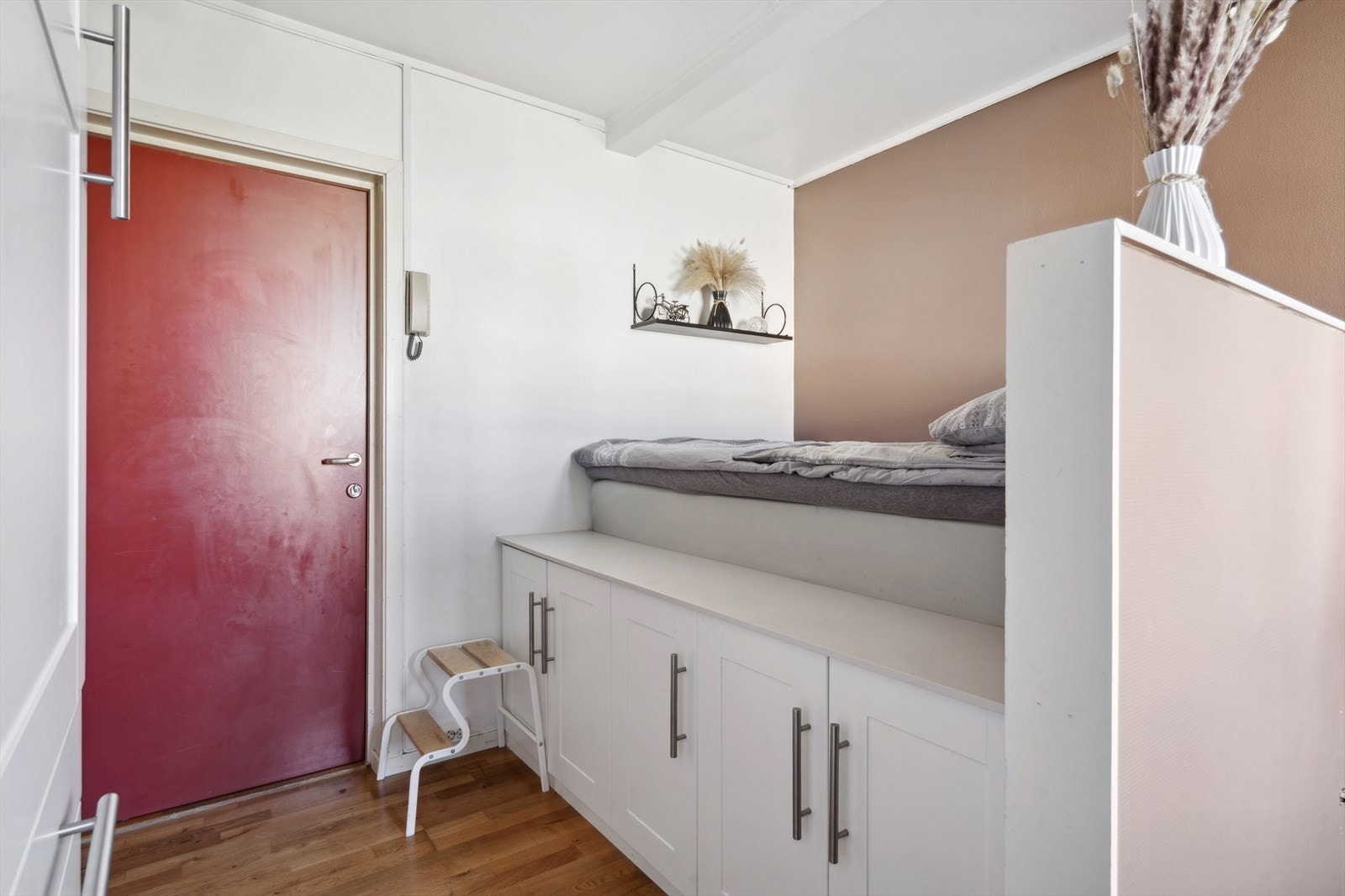 Ved sengen er det skap under for mest mulig oppbevaring. Galleribilde