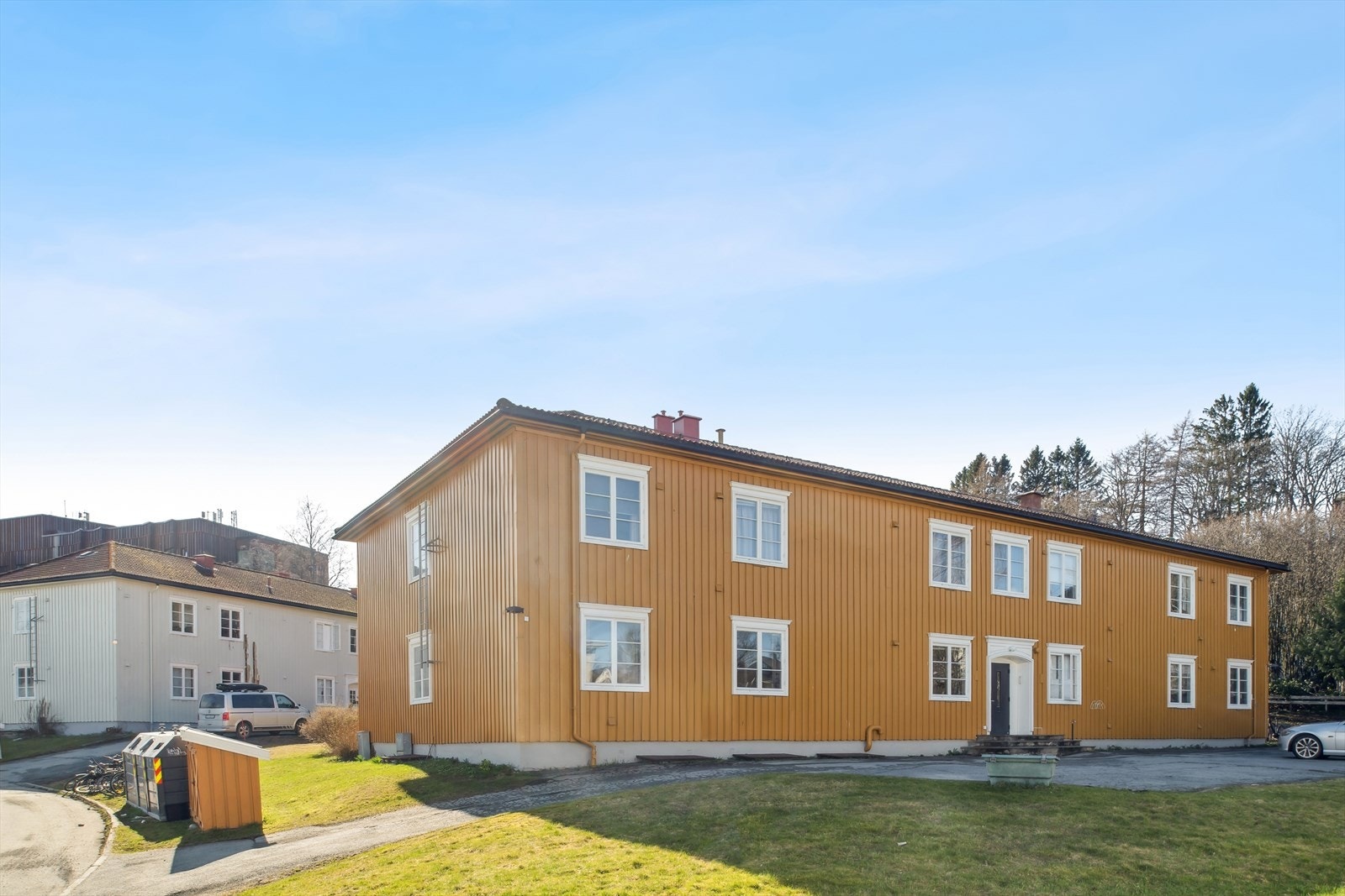 Det er oppstillingsplasser til bil på utsiden av boligen. Galleribilde