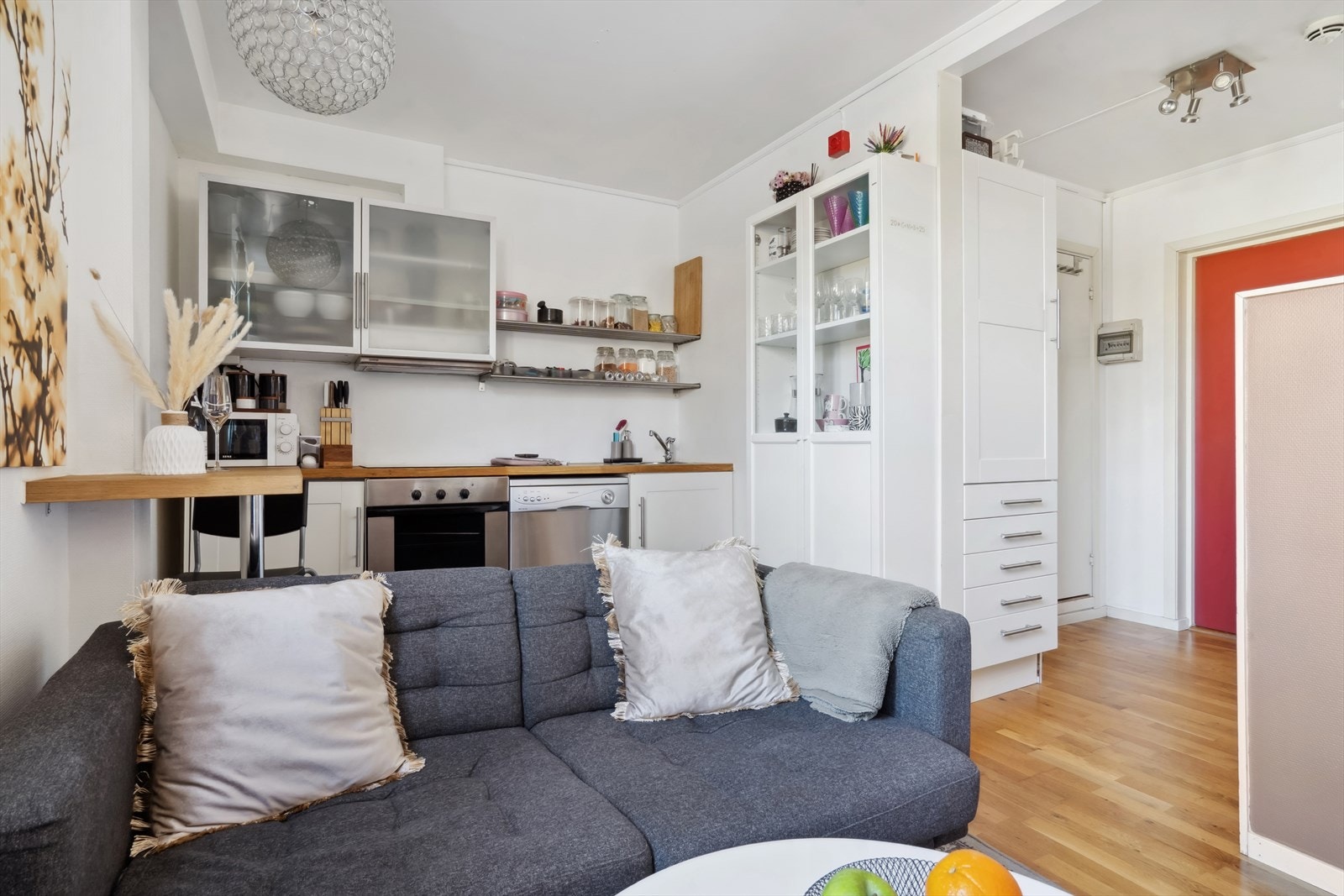 Leiligheten har utnytten plassen godt og har smarte oppbevaringsløsninger. Galleribilde