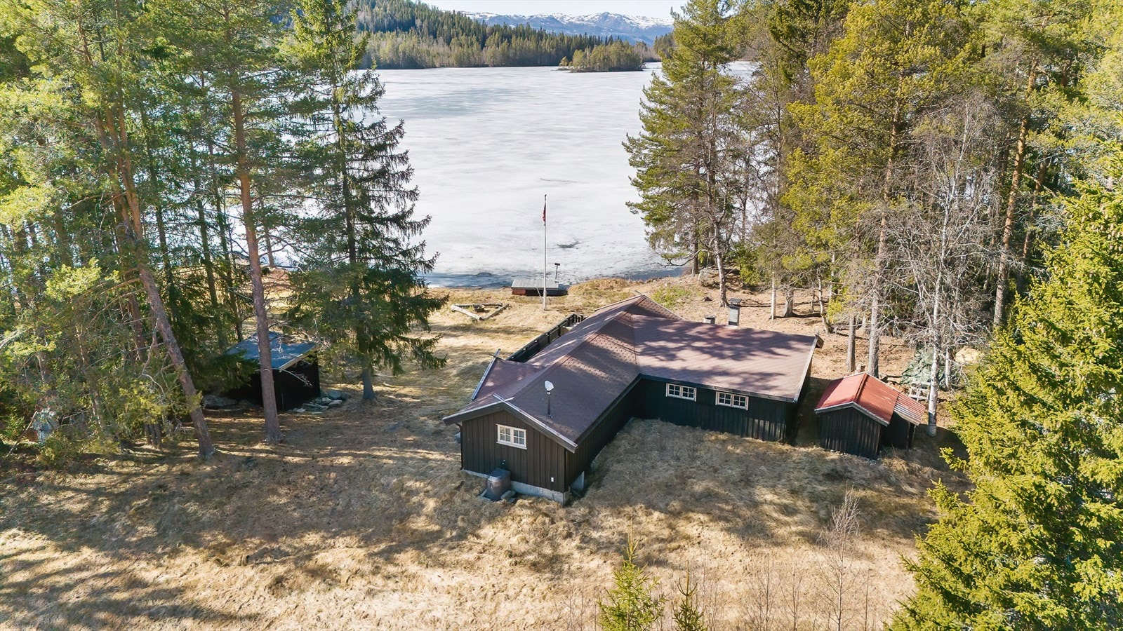 Hytta har en unik beliggenhet helt nedde ved vannkanten. Herfra er det en flott usikt til bl.a. Gaustatoppen Galleribilde