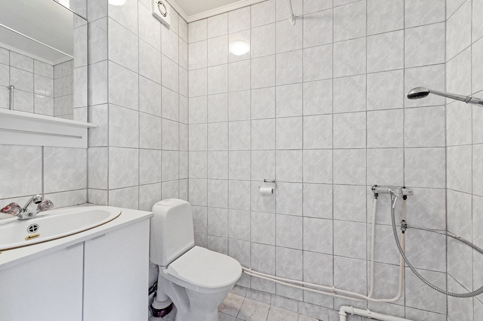 Flislagt bad med opplegg for vaskemaskin Galleribilde