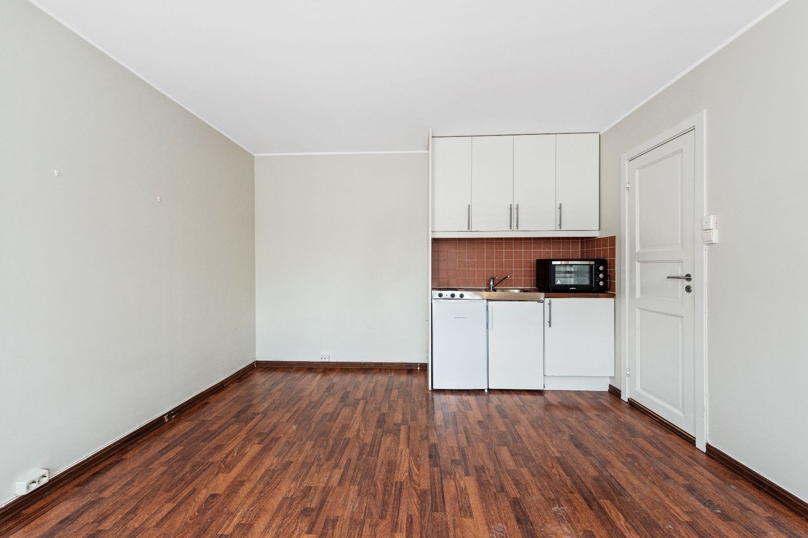 Innebygget kjøleskap og platetopp, samt hybelkomfyr Galleribilde