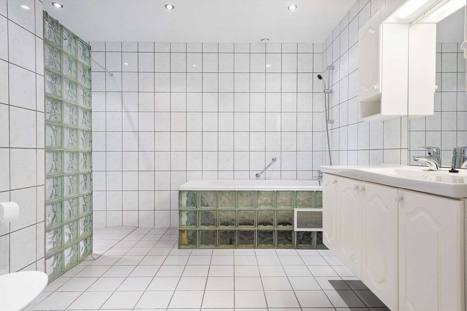 Bad med badekar og inngang til vaskerom Galleribilde