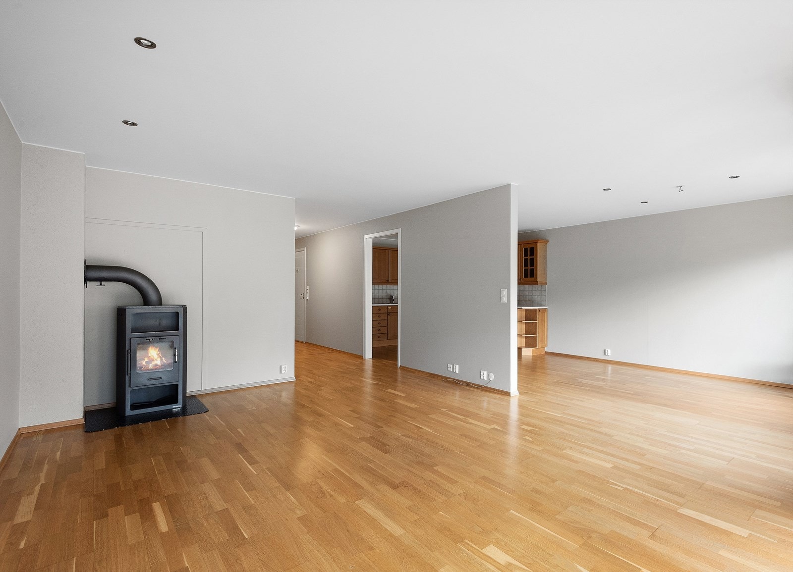 Stor og luftig stue med vedovn.jpg Galleribilde